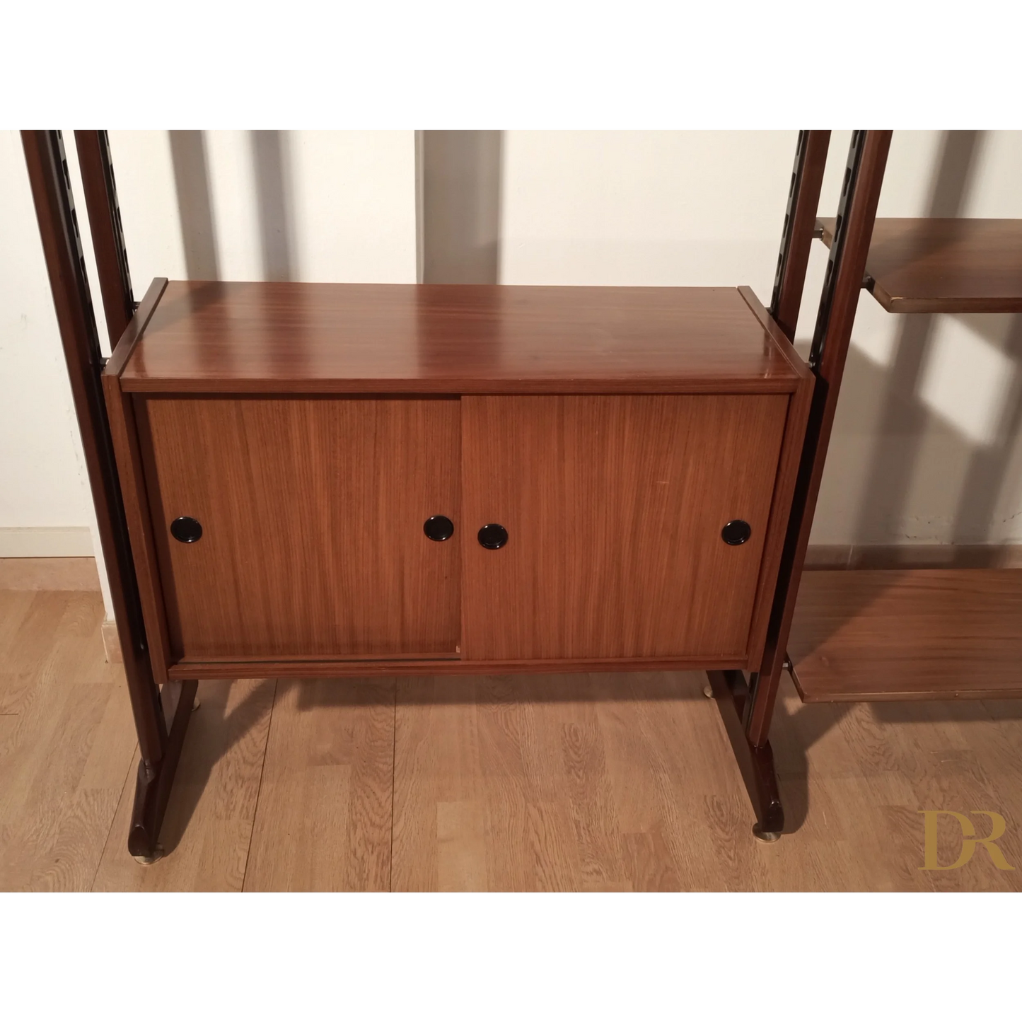 Cabinet in teak con sliding doors e hardware scuro, originale libreria modulare anni ’60