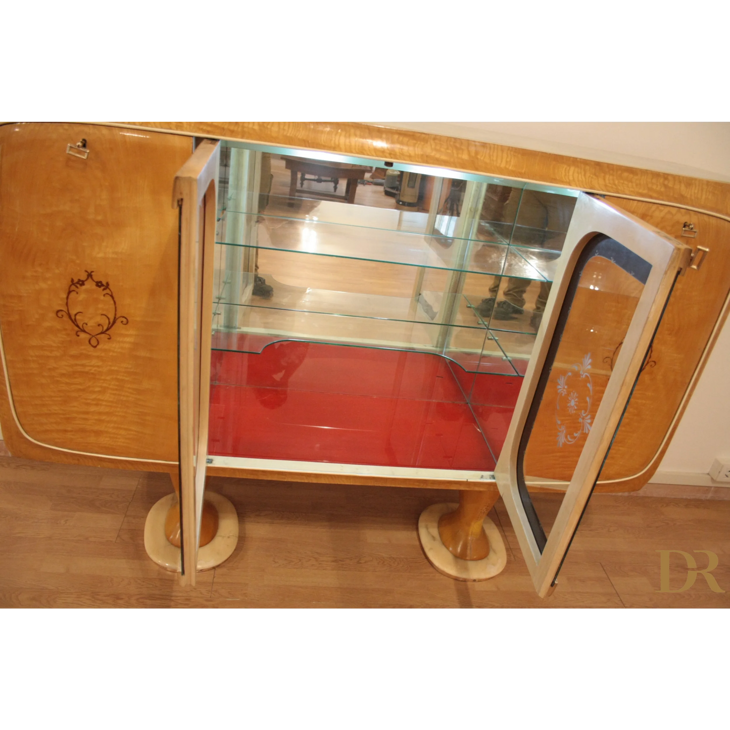 Credenza Mid-Century Moderna di Vittorio Dassi con ripiani in vetro e legno vintage