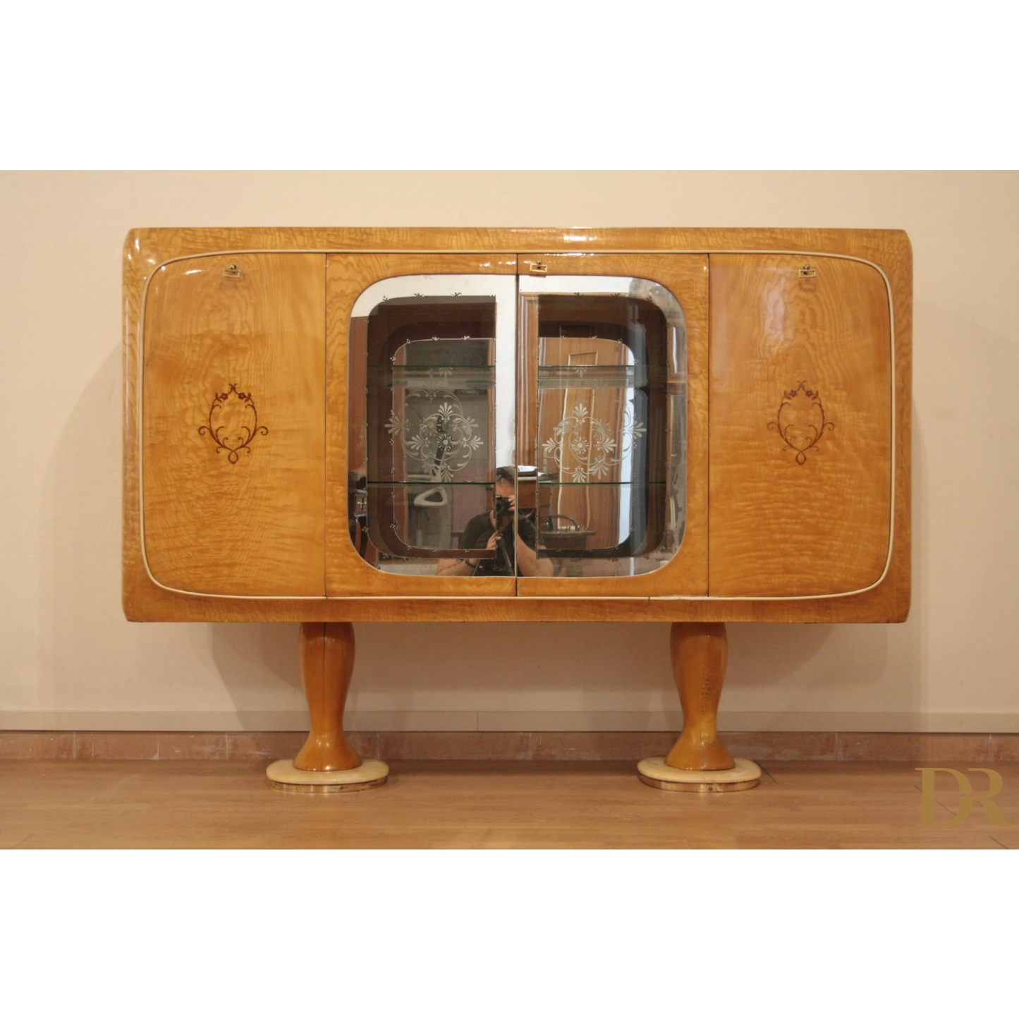 Mobile bar credenza Vintage in legno con ante specchiate di Vittorio Dassi anni ’50