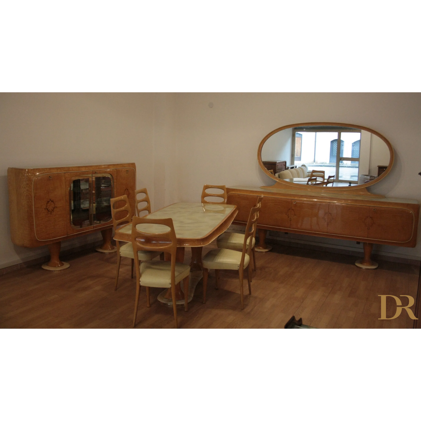 Mobile bar credenza Mid-Century Moderna di Vittorio Dassi degli anni ’50 in un ambiente elegante
