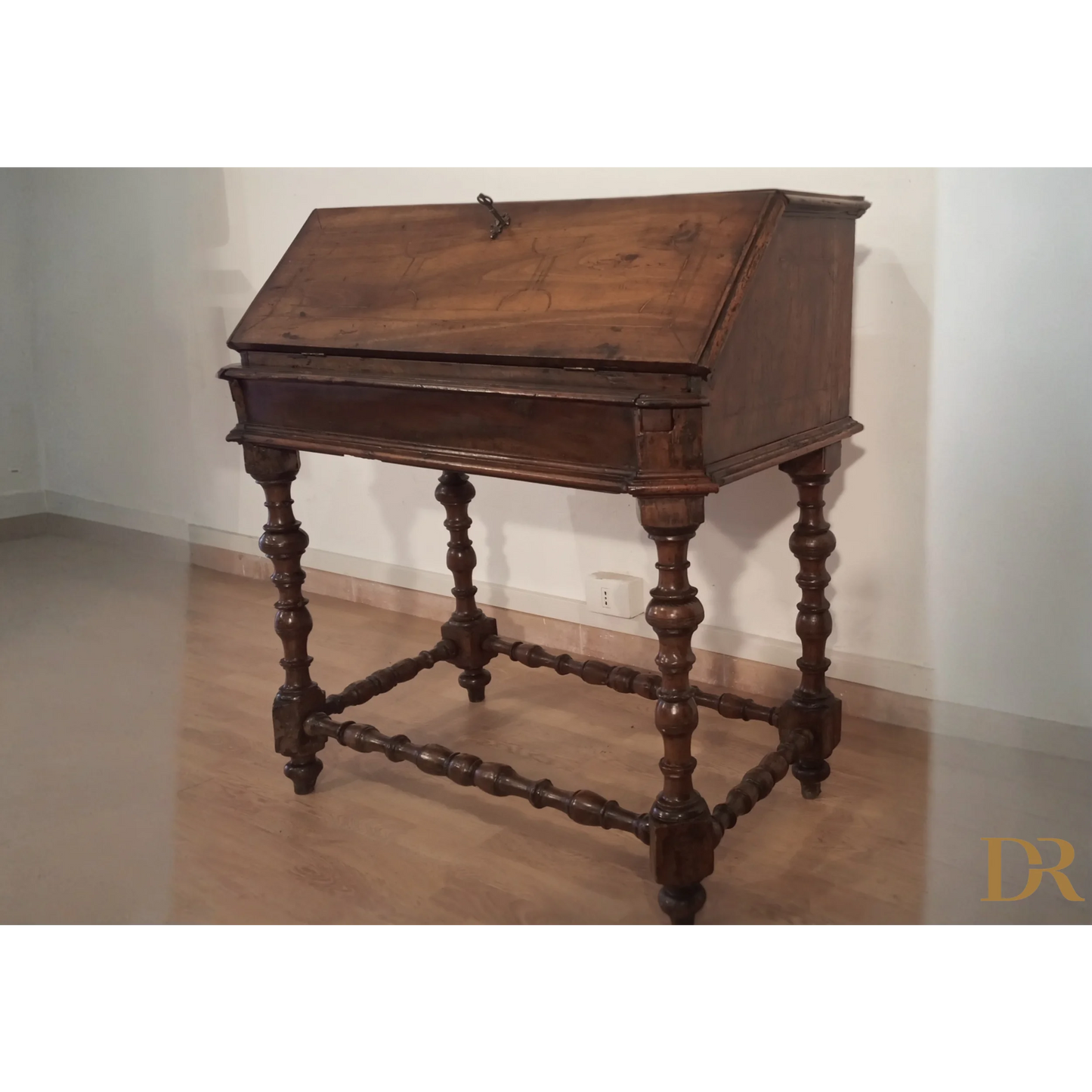 Scrivania a ribalta del XVIII secolo con gambe ornate e piano inclinato in legno antico