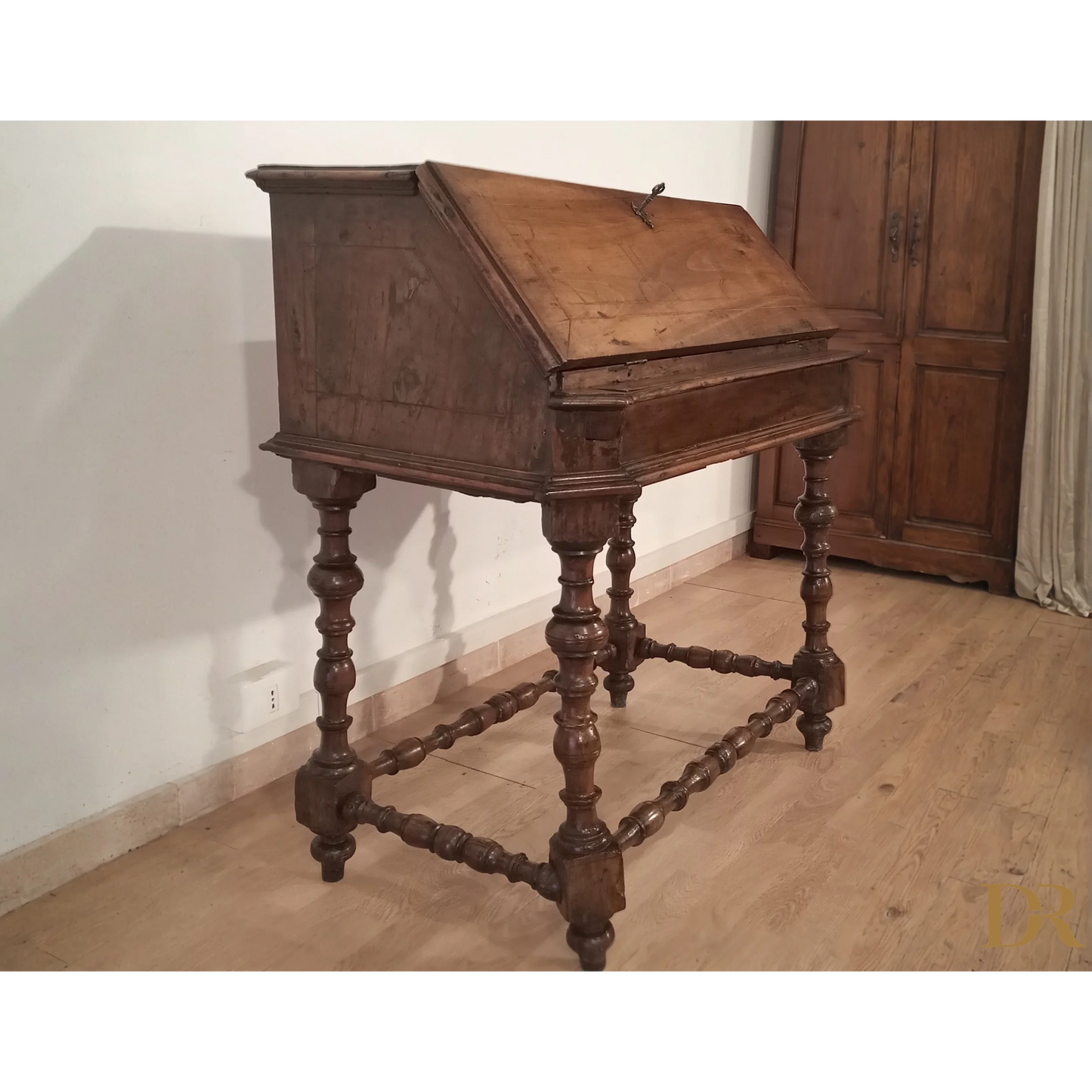 Scrivania a ribalta del XVIII secolo con gambe ornate e traverse in legno antico