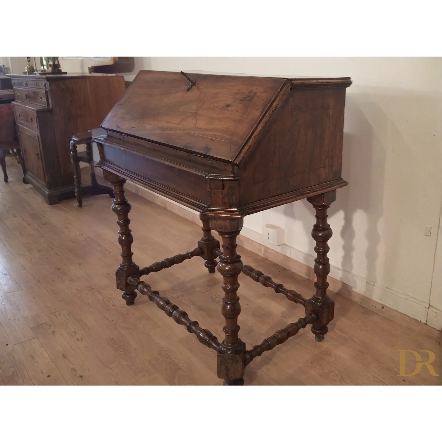 Scrivania a ribalta XVIII secolo in legno, con gambe tornite e piano inclinato