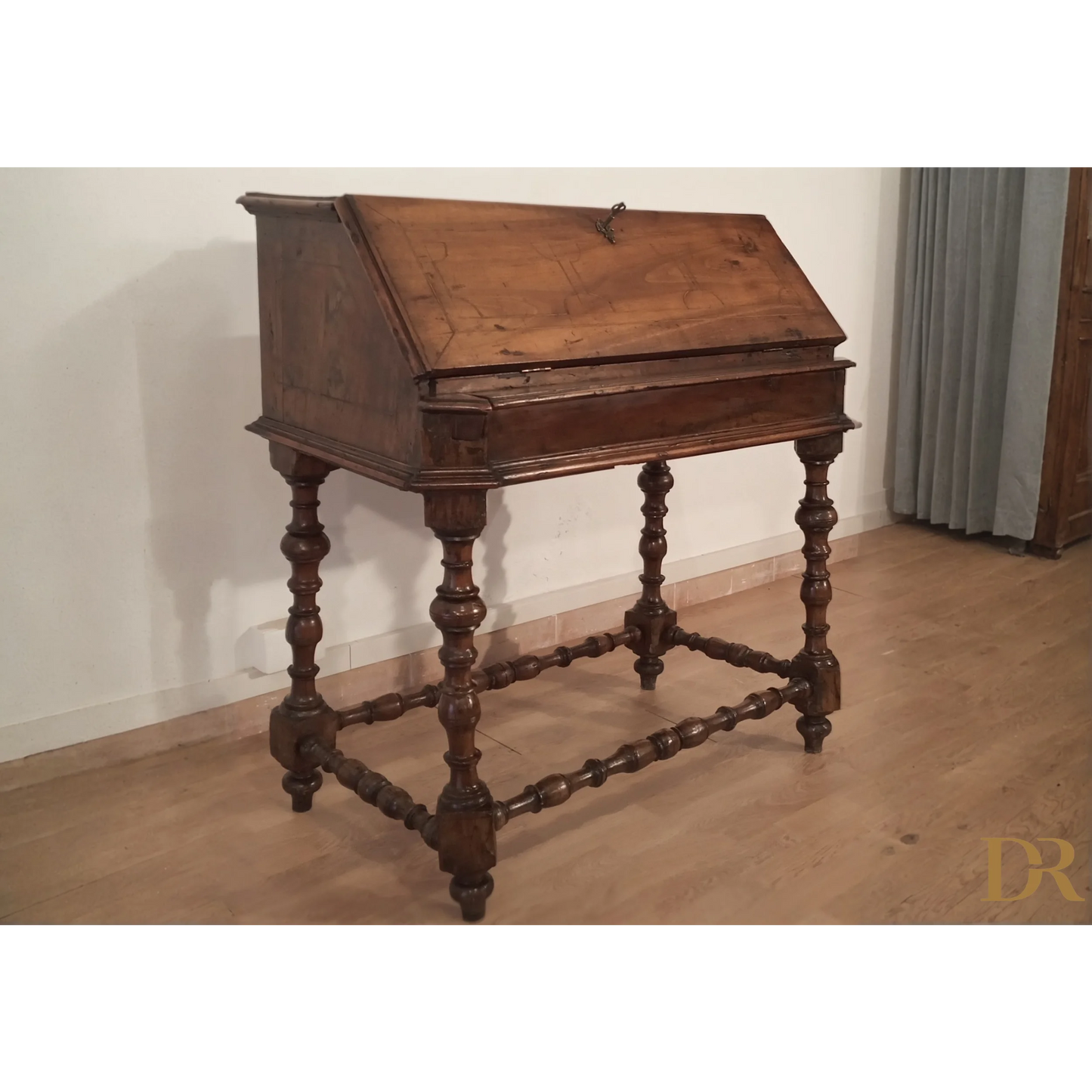 Scrivania a ribalta XVIII secolo con superficie inclinata e gambe tornite in legno