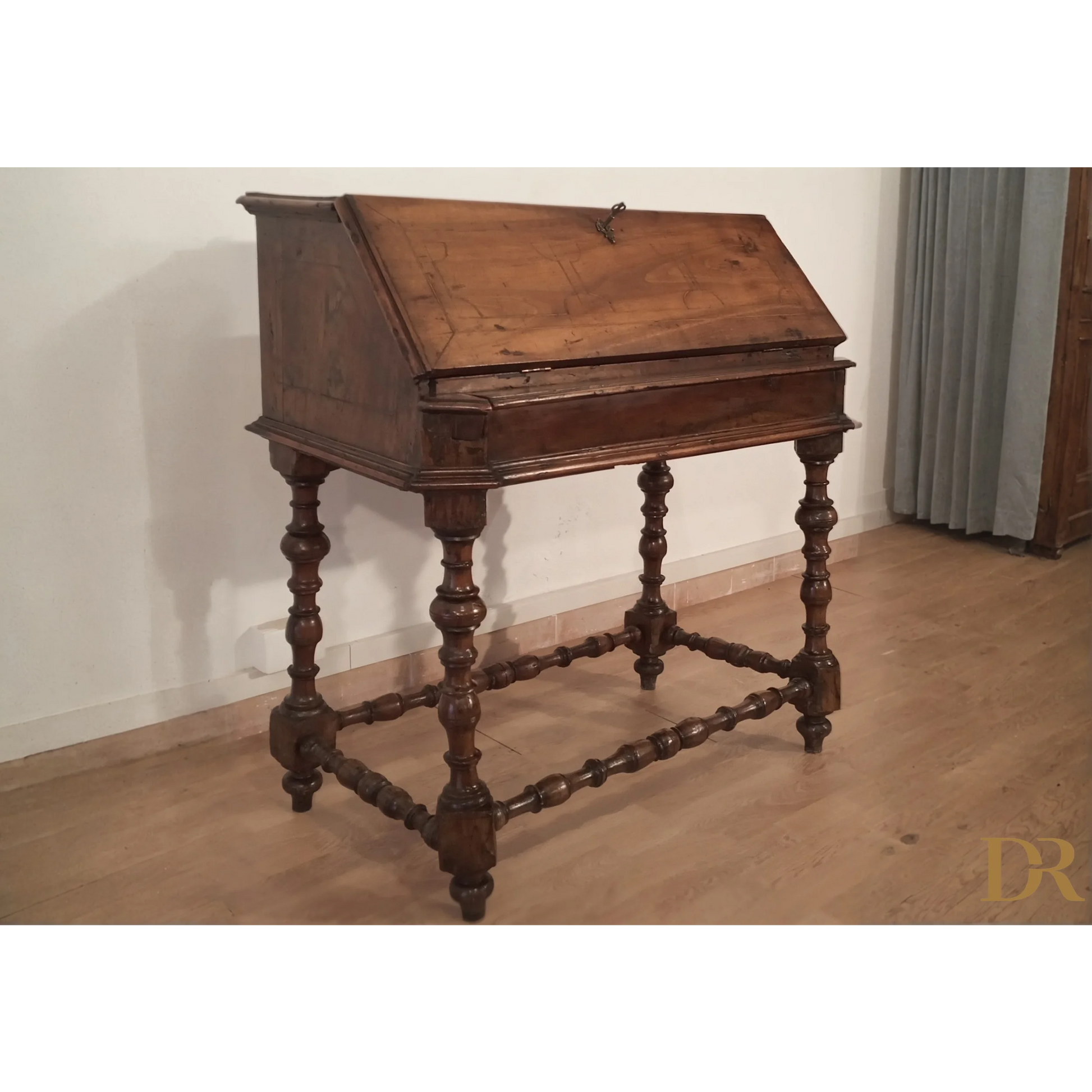Scrivania a ribalta XVIII secolo con superficie inclinata e gambe tornite in legno
