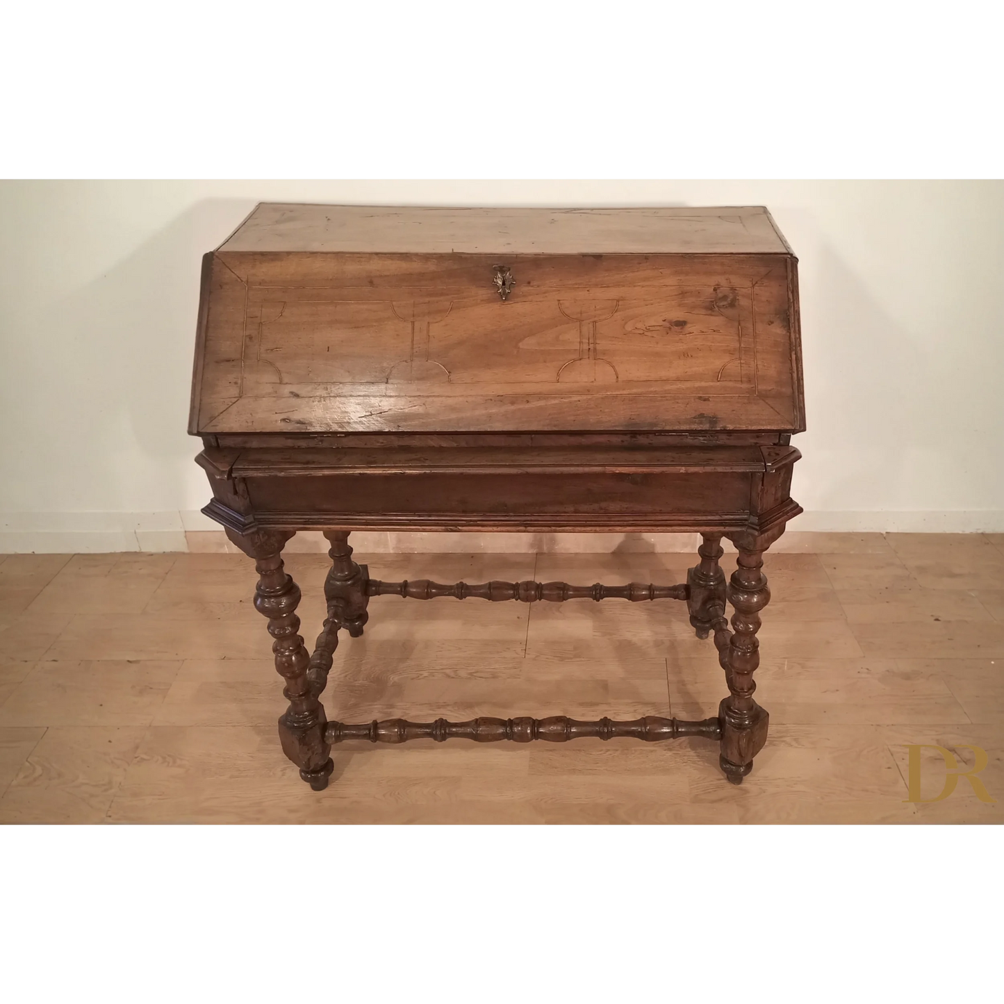 Scrivania a ribalta XVIII secolo in legno antico con gambe ornate e top inclinato