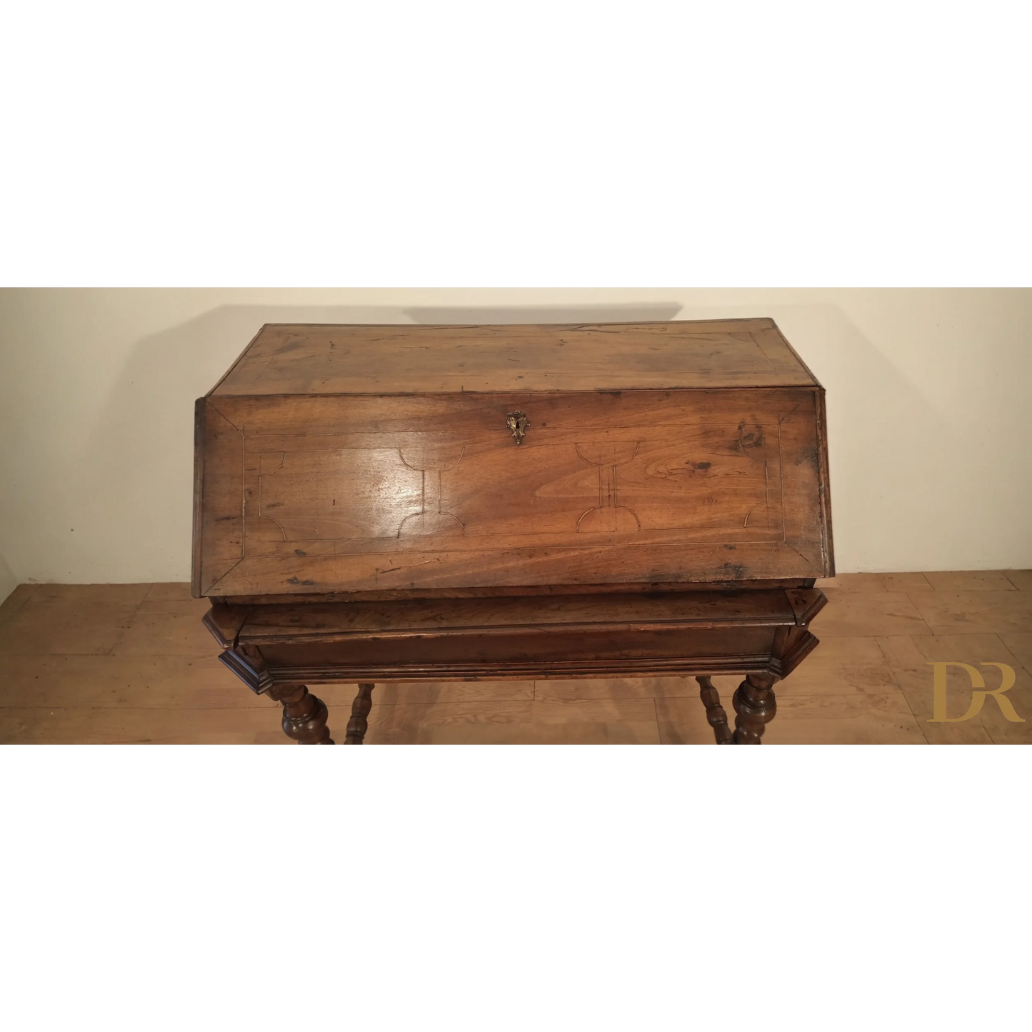 Scrivania a ribalta del XVIII secolo con coperchio inclinato e gambe decorate