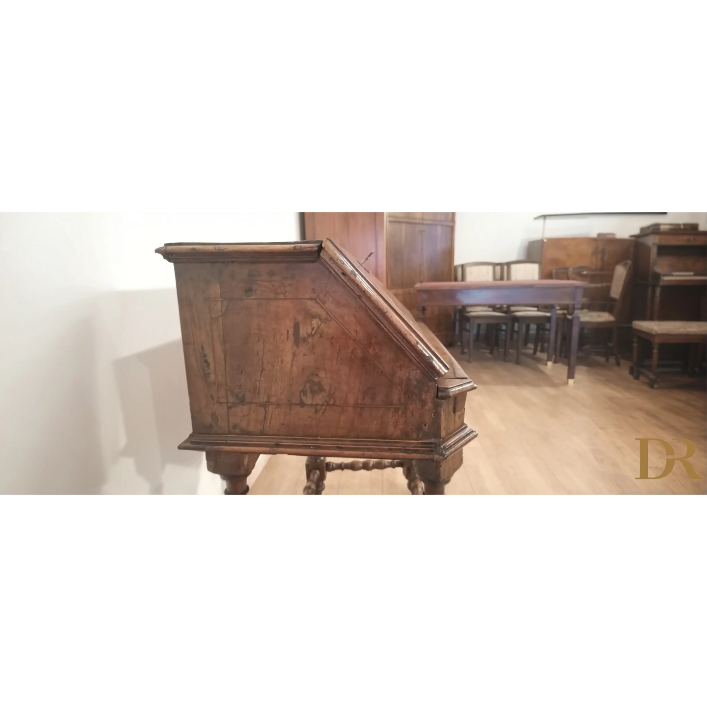 Scrivania a ribalta XVIII secolo con top angolato e decorazioni in legno