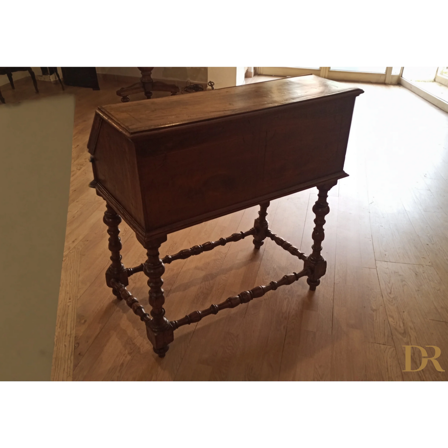 Scrivania a ribalta, XVIII secolo, con piano inclinato e gambe ornate in legno scuro