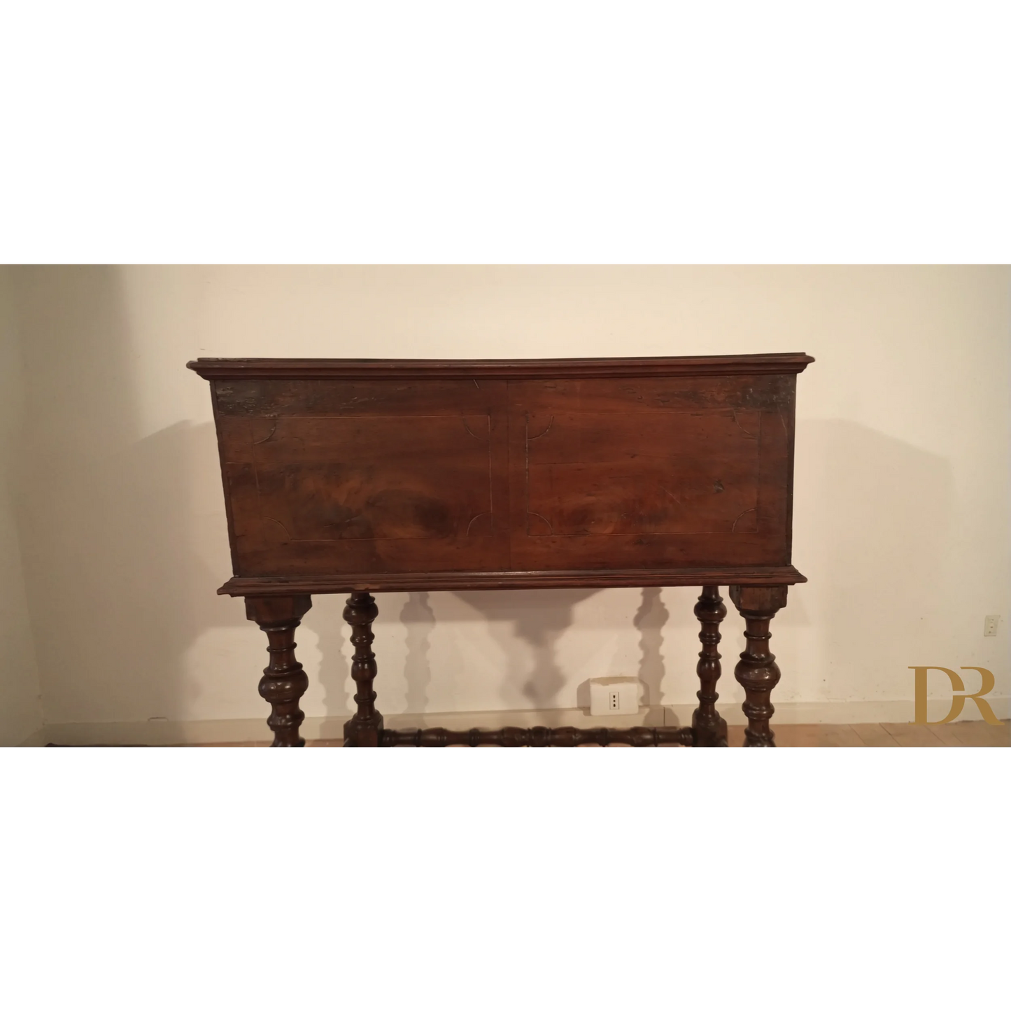 Scrivania a ribalta XVIII secolo con elegante baule in legno scuro e gambe ornamentali