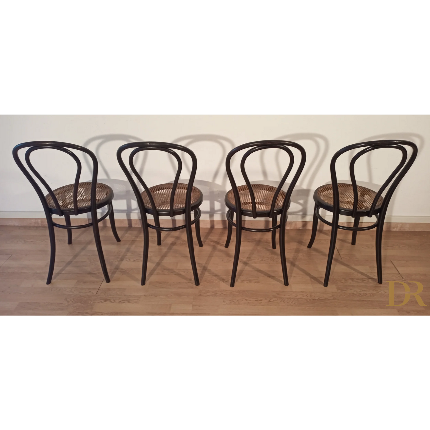 Quattro sedie da pranzo in faggio curvato nello stile di Thonet Italia, set elegante