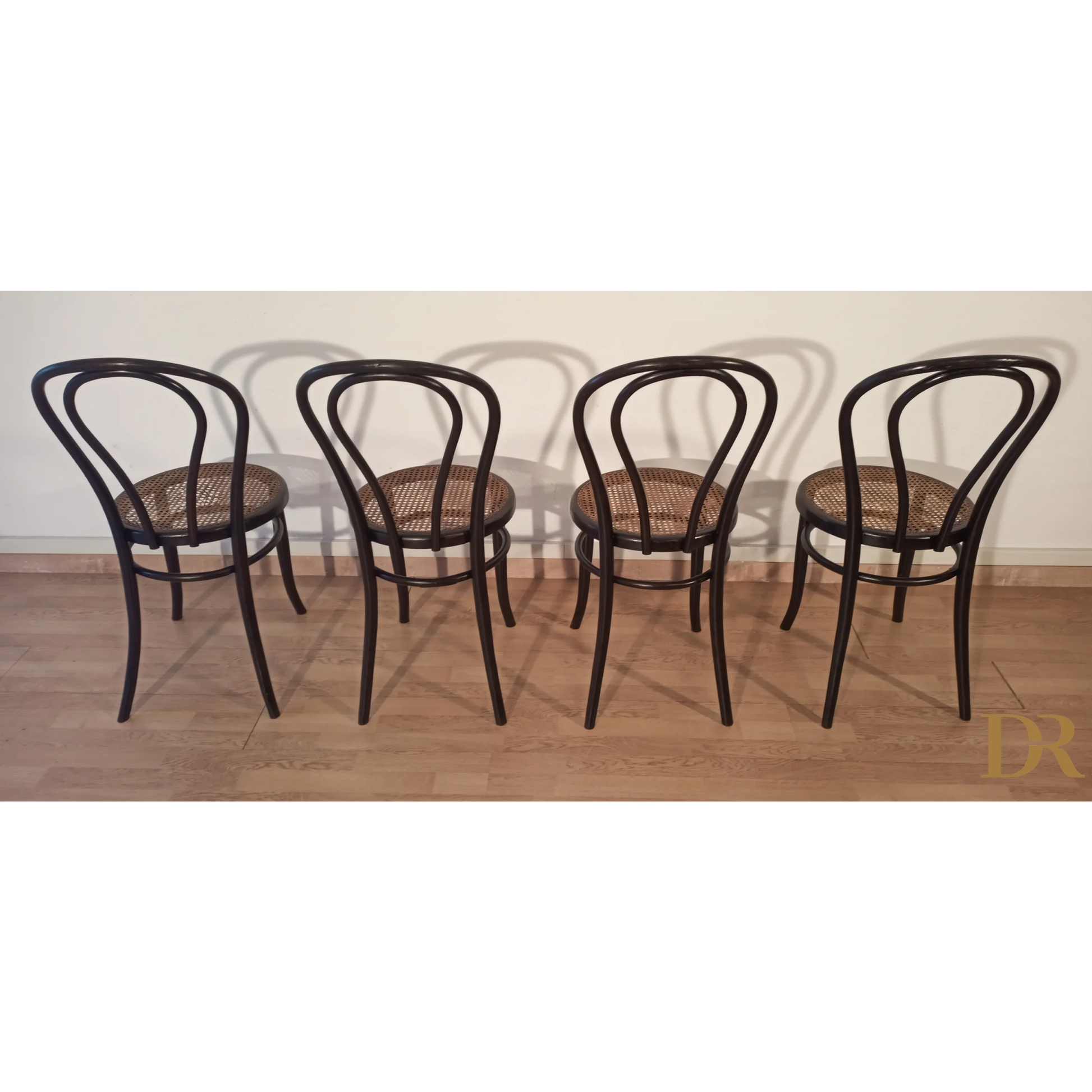 Quattro sedie da pranzo in faggio curvato nello stile di Thonet Italia, set elegante