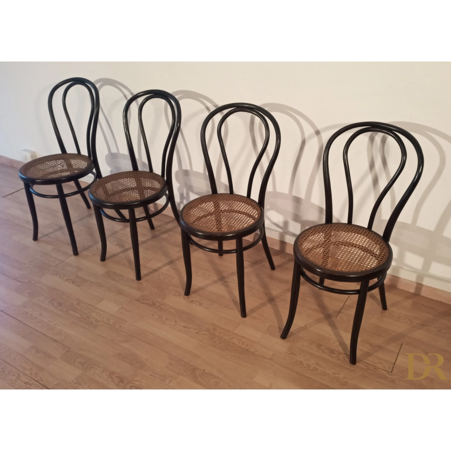 Quattro sedie in faggio curvato con seduta in canna, set Thonet Italia