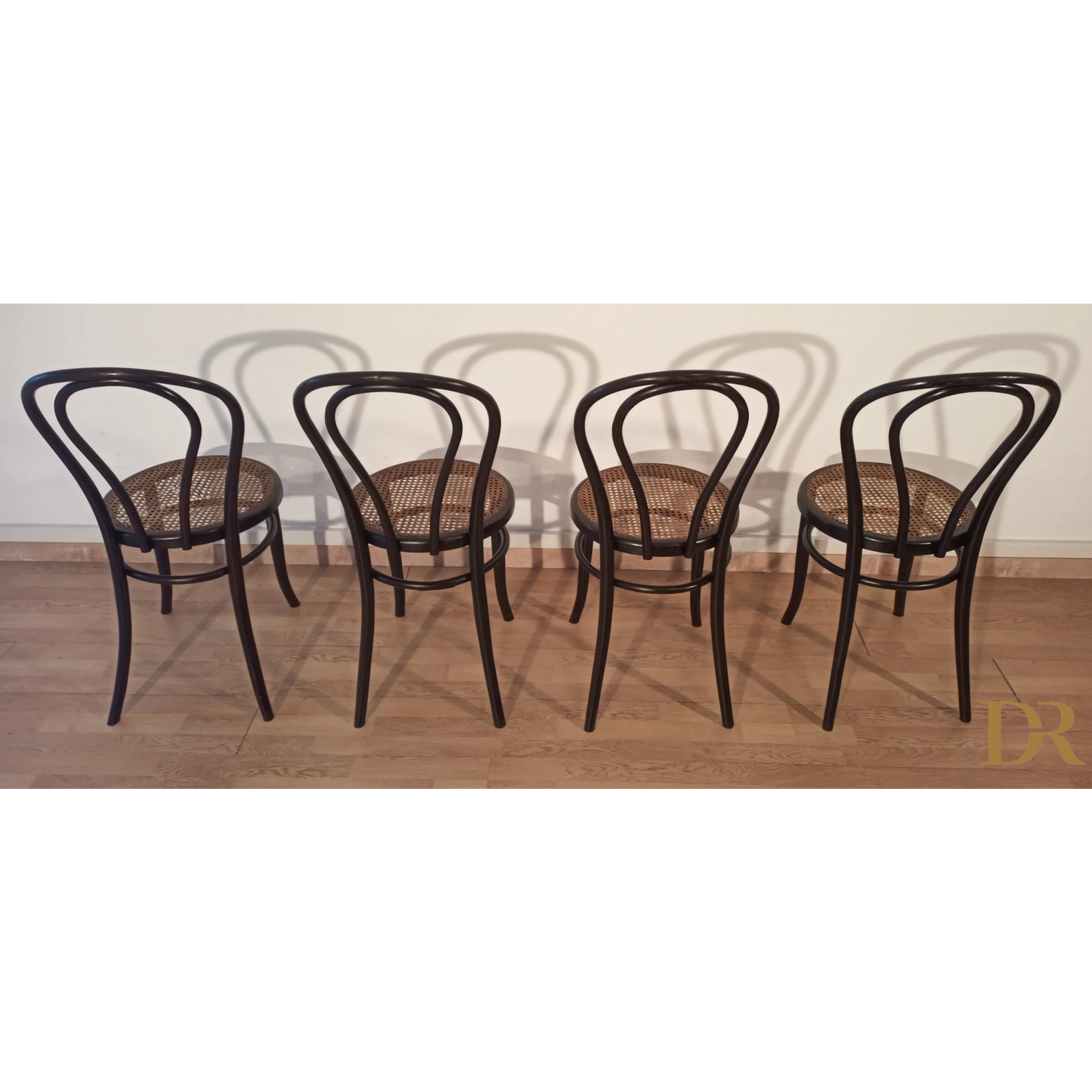 Quattro sedie in faggio curvato con seduta in canna, set Thonet Italia in esposizione