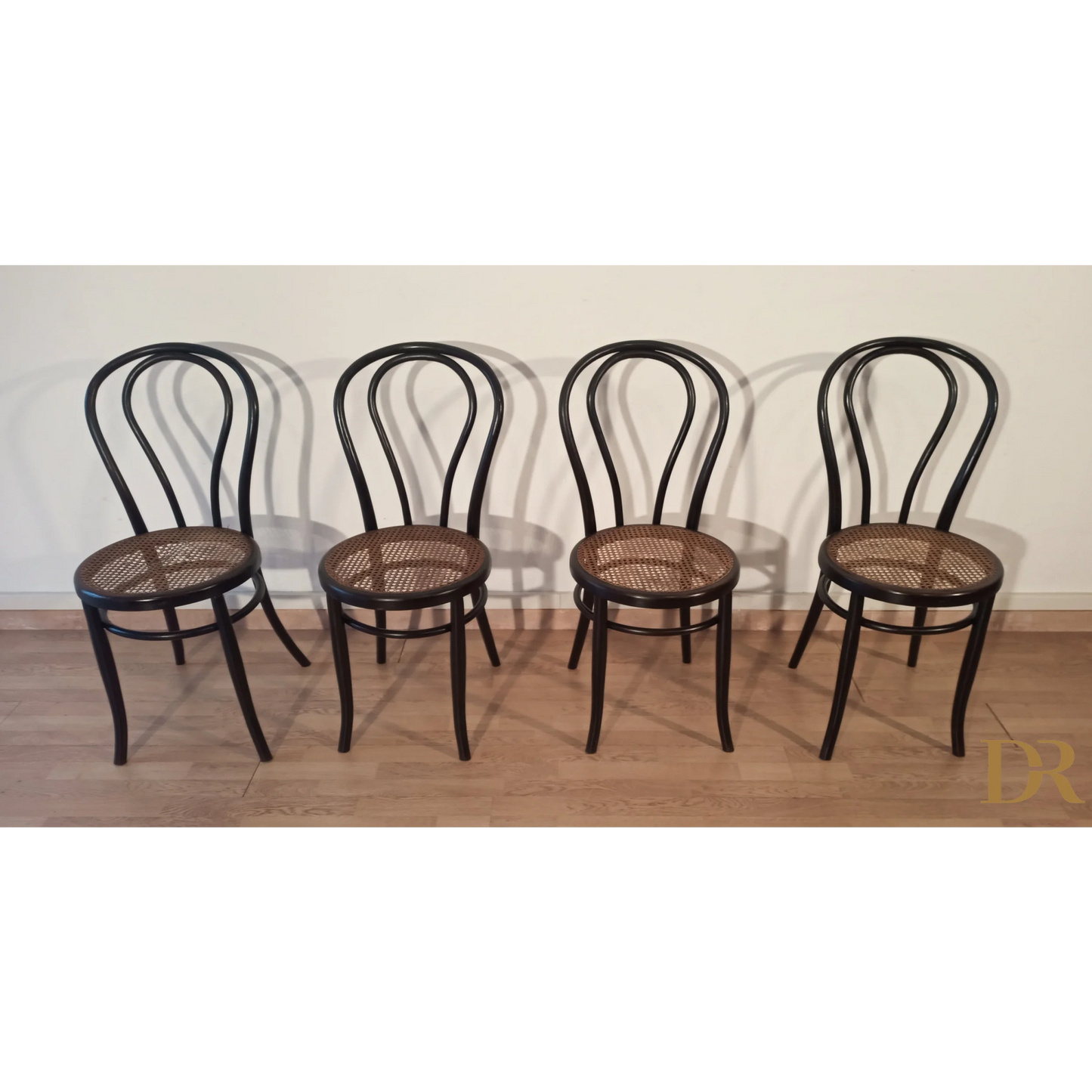Quattro sedie in faggio curvato con seduta in canna, set Thonet Italia