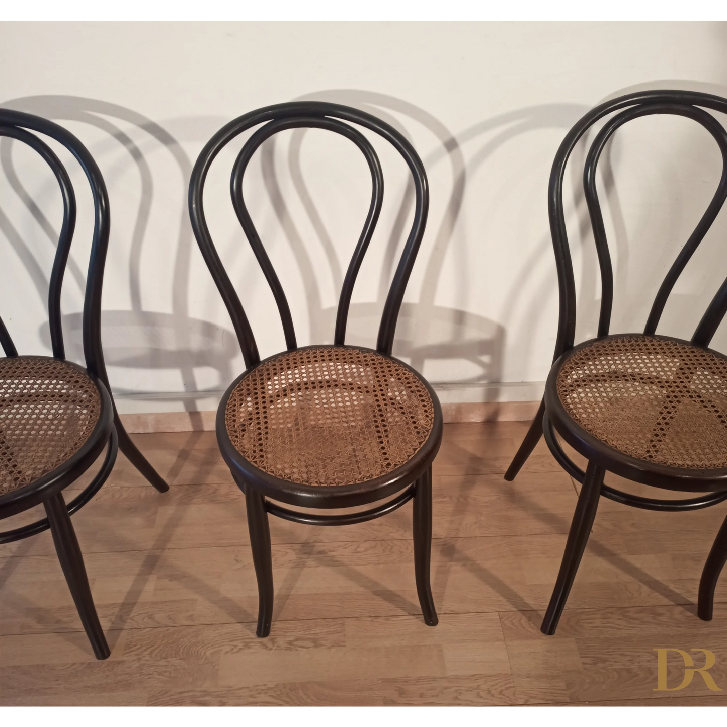 Tre sedie in faggio curvato nello stile di Thonet Italia, set elegante e sofisticato