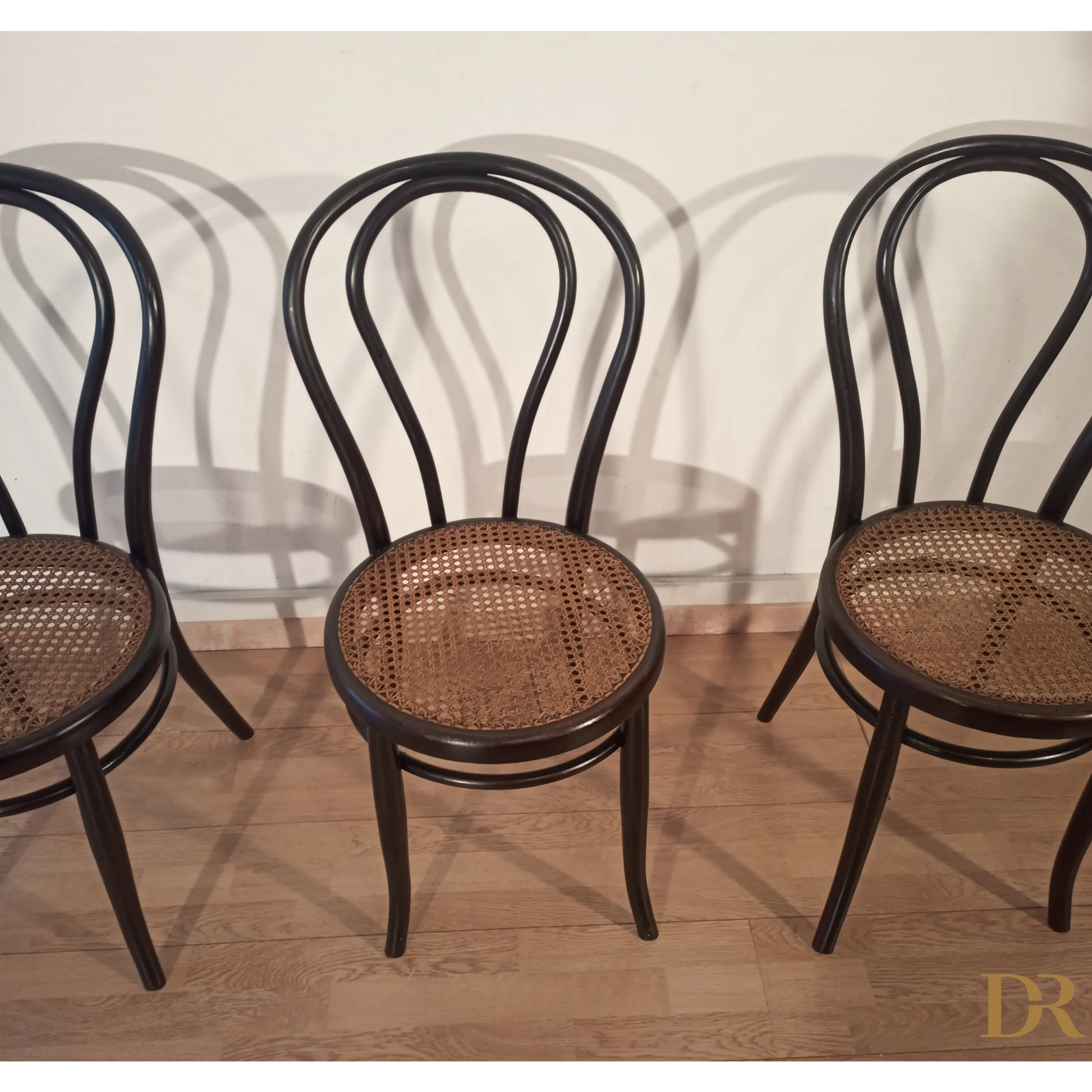 Tre sedie in faggio curvato nello stile di Thonet Italia, set elegante e sofisticato