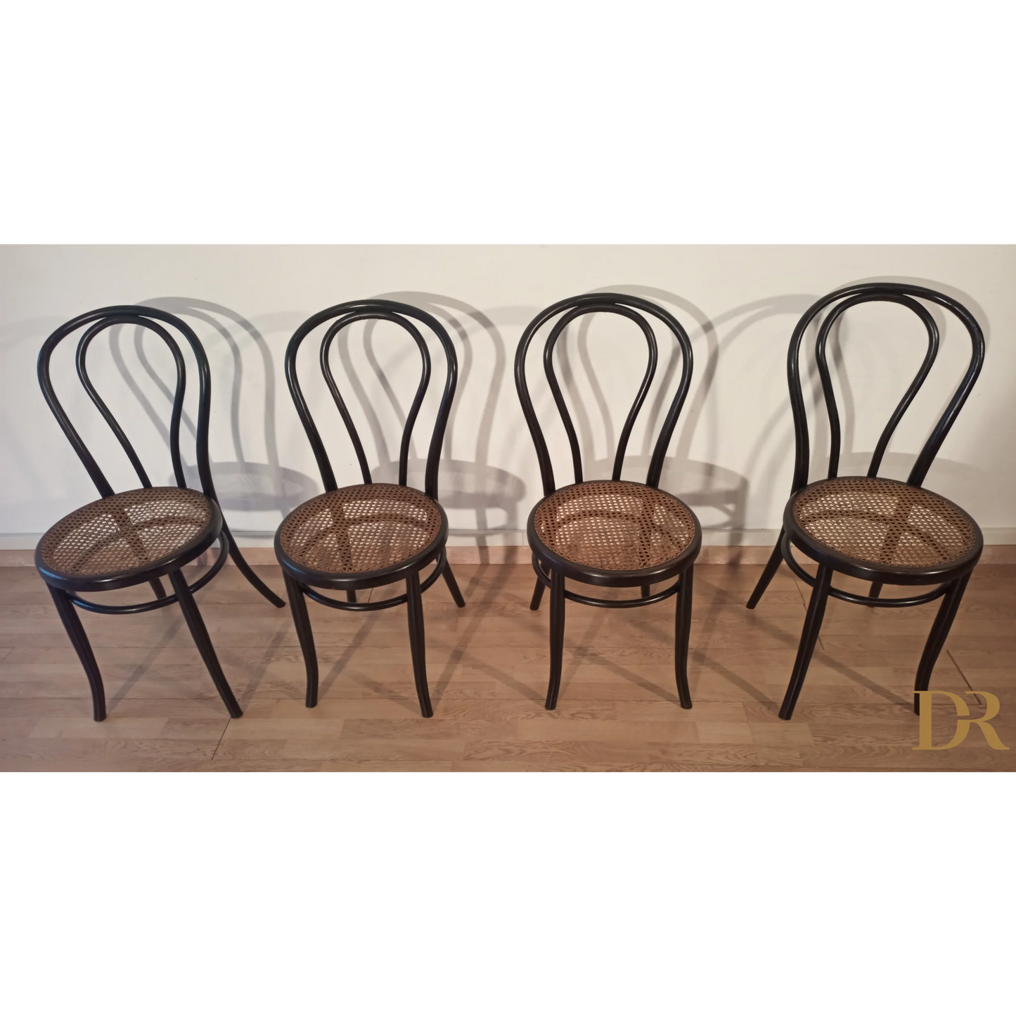 Quattro sedie vintage in faggio curvato con seduta in paglia, set Thonet Italia
