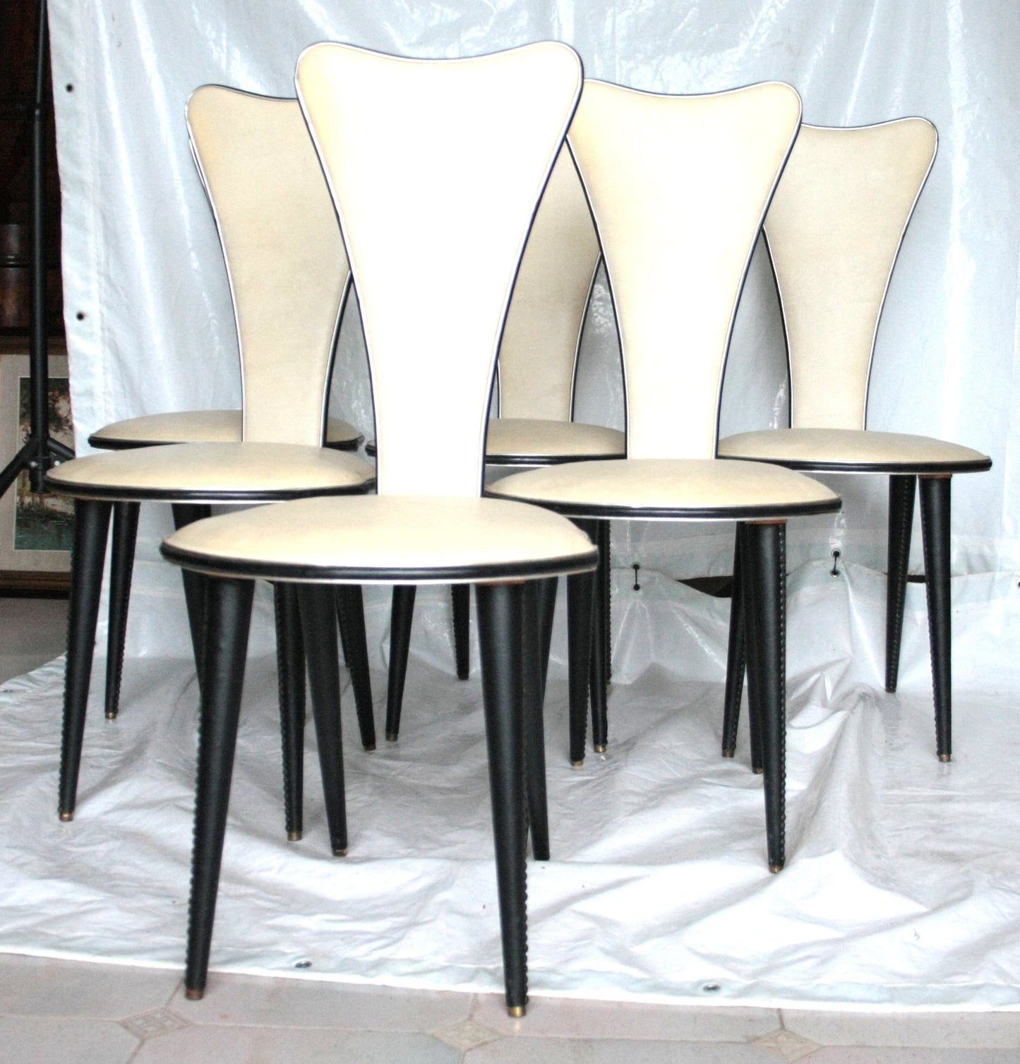 Set di sei sedie umberto mascagni anni 60 in crema, perfette per stile italiano autentico