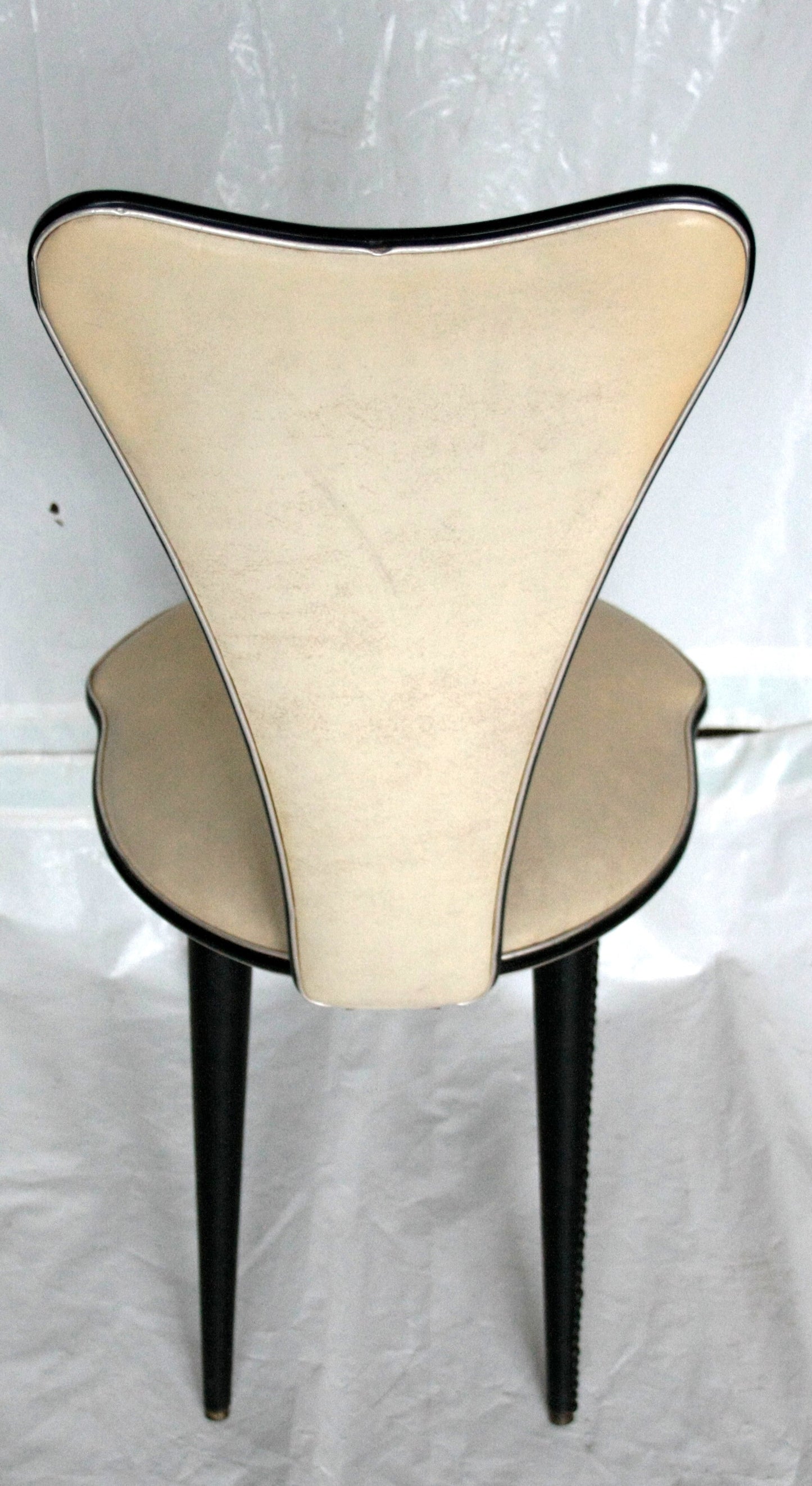 Sedie Umberto Mascagni anni 60 Italia, sedia crema con rifiniture nere iconica