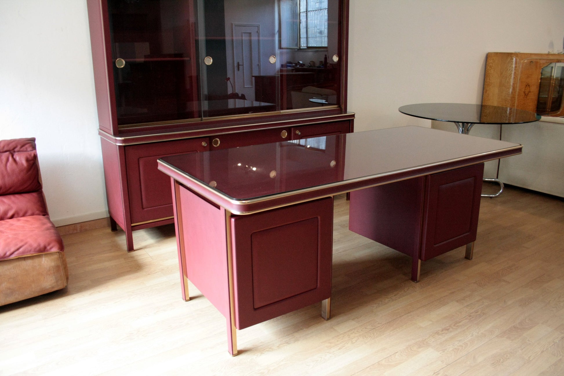 Scrivania e sedie Umberto Mascagni in similpelle bordeaux con desk marone e ottone