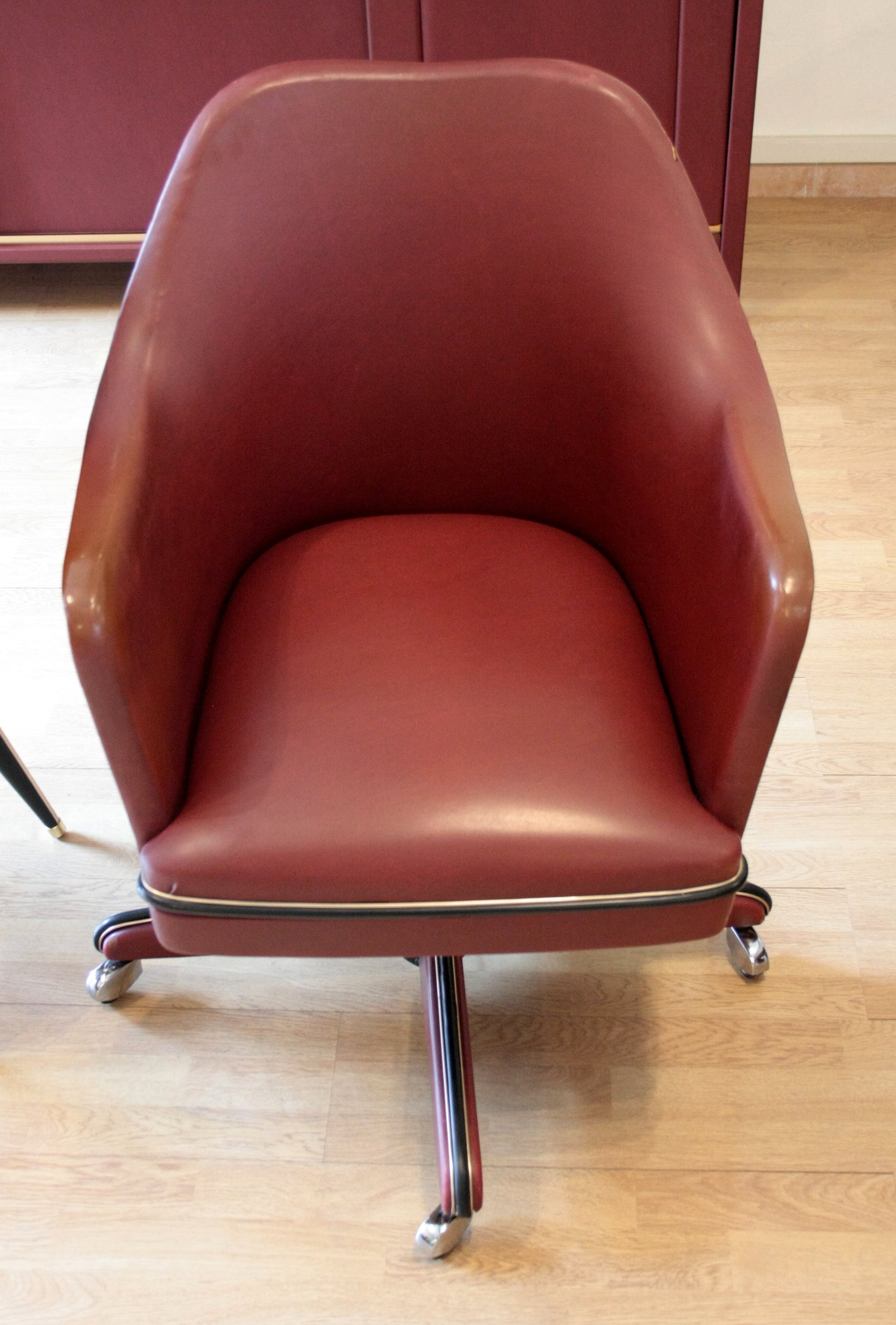 Sedia girevole in similpelle bordeaux da Umberto Mascagni nel set scrivania 1950 Italia