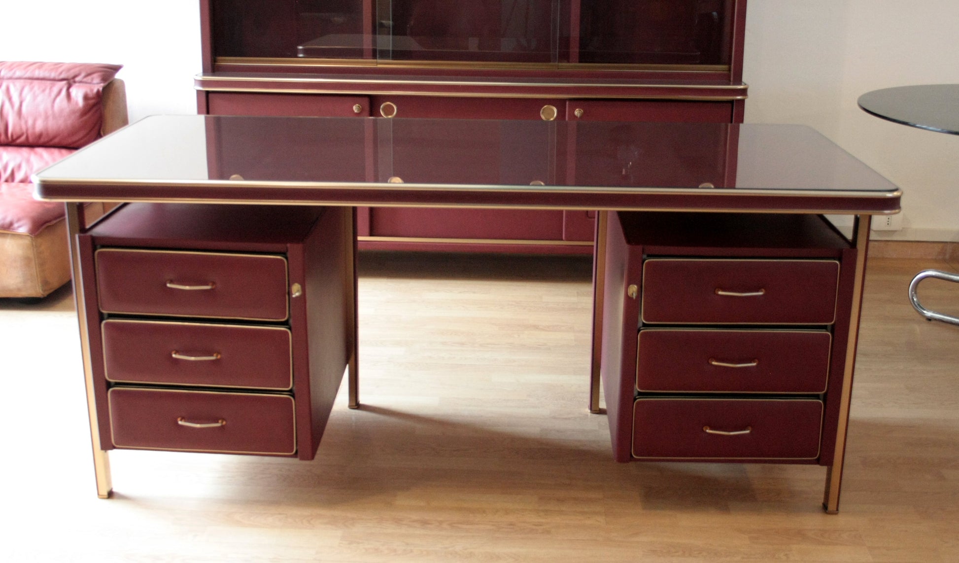 Set scrivania e tre sedie di Umberto Mascagni in similpelle bordeaux e oro