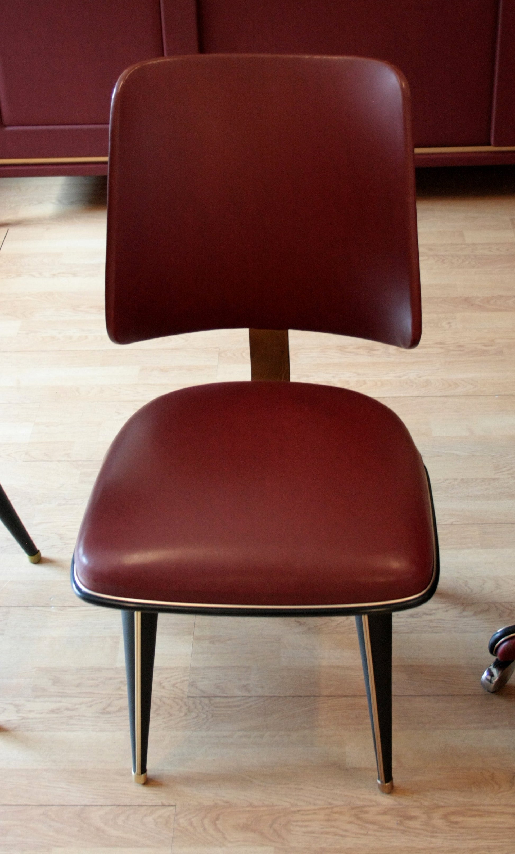 Sedia con rivestimento similpelle bordeaux e gambe nere da Umberto Mascagni, set scrivania