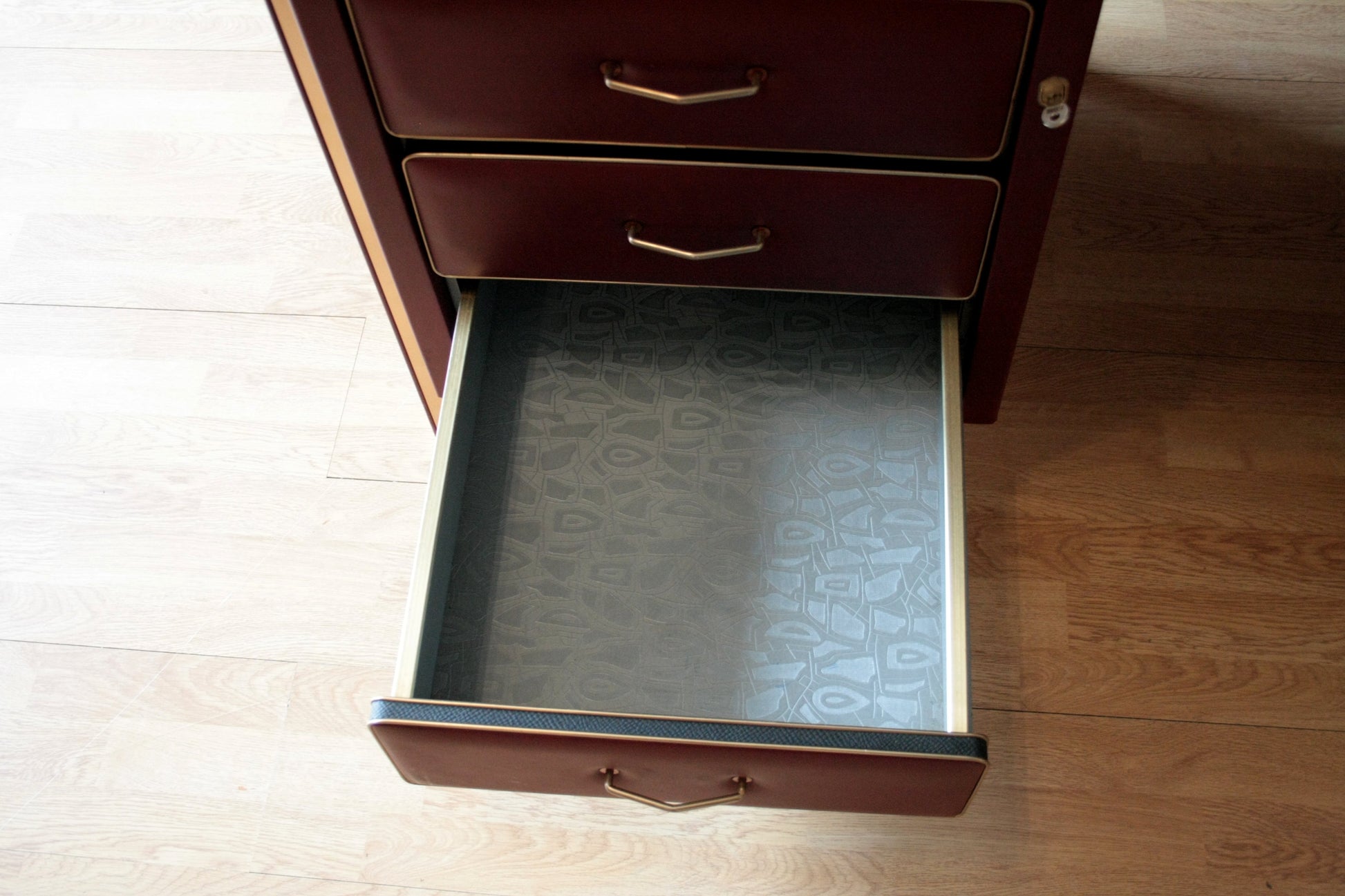 Maroon dresser with open drawer from Umberto Mascagni set scrivania in similpelle bordeaux