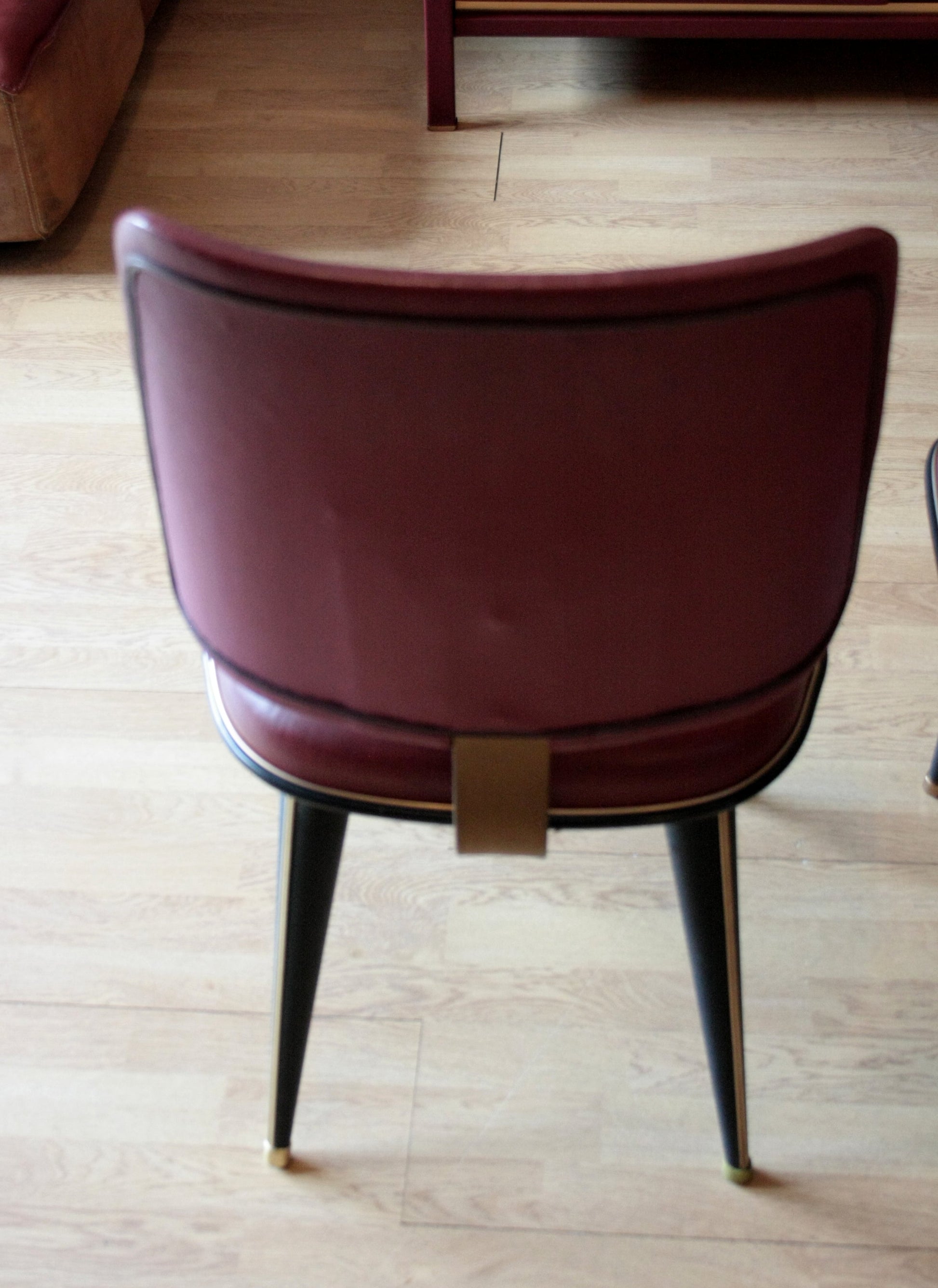 Sedia in similpelle bordeaux con gambe nere, parte del set scrivania Umberto Mascagni