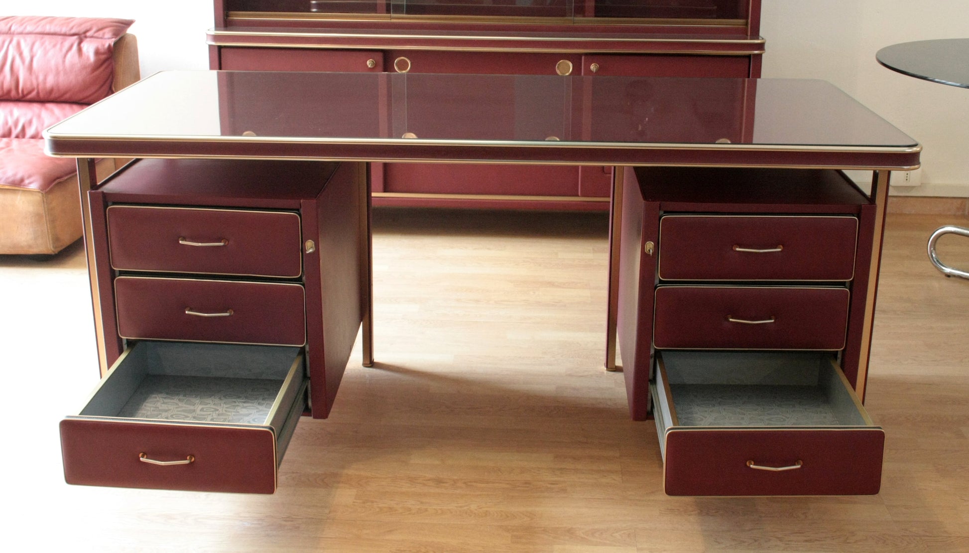 Altezza scrivania in similpelle bordeaux e ottone del set Umberto Mascagni Italia
