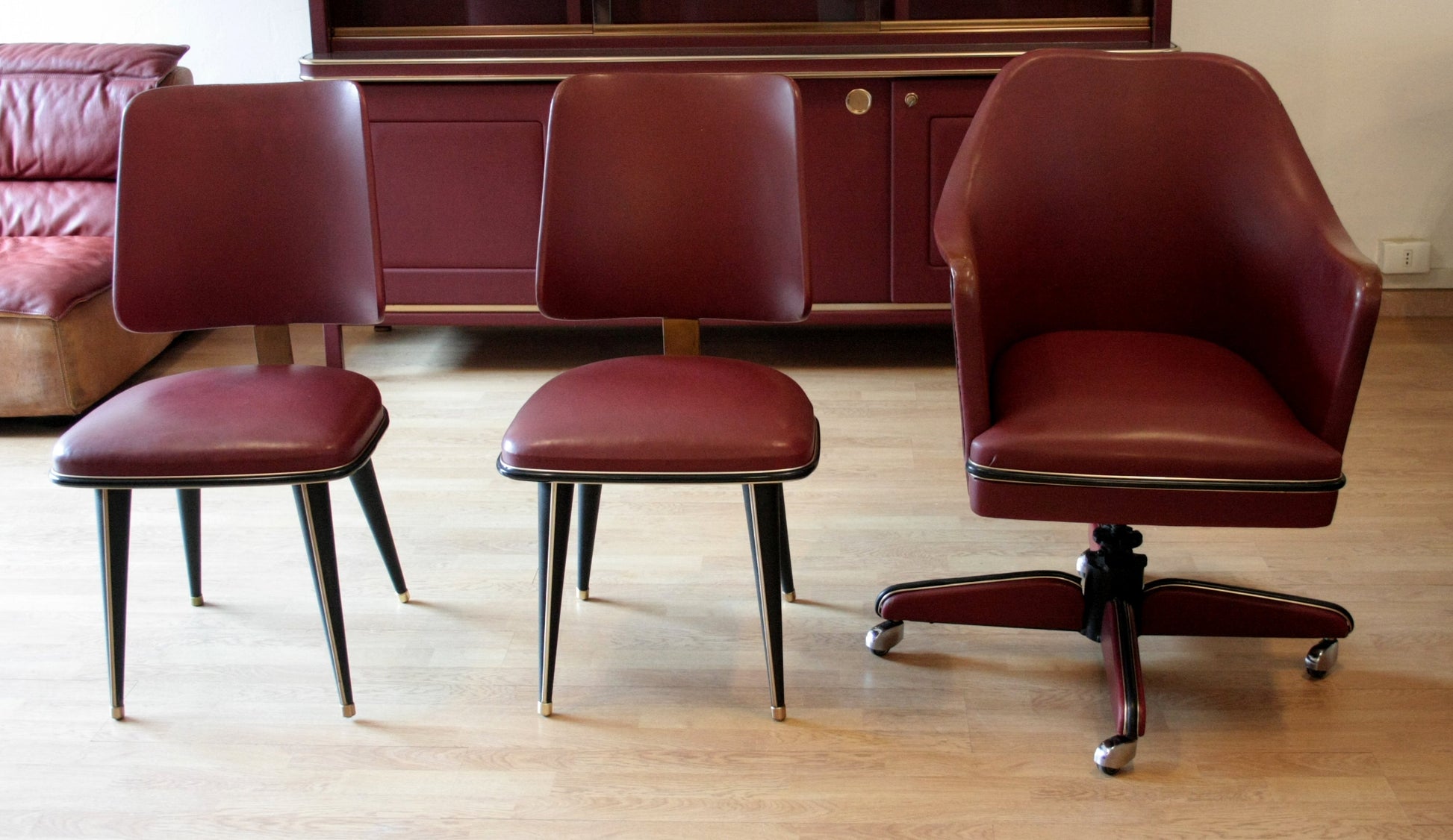 Set scrivania con tre sedie di Umberto Mascagni in similpelle bordeaux