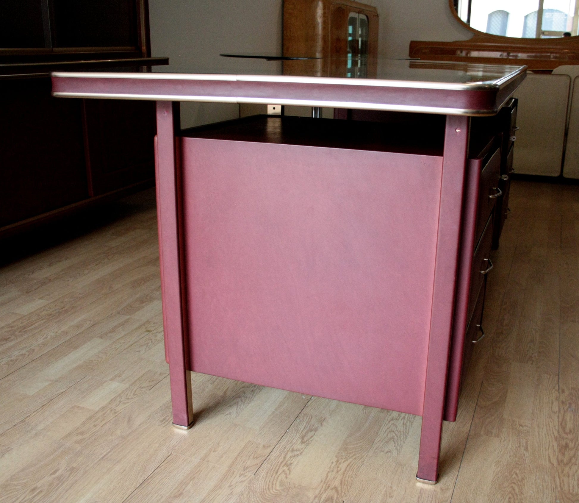 Scrivania Umberto Mascagni in similpelle bordeaux con piano maroon e dettagli in ottone