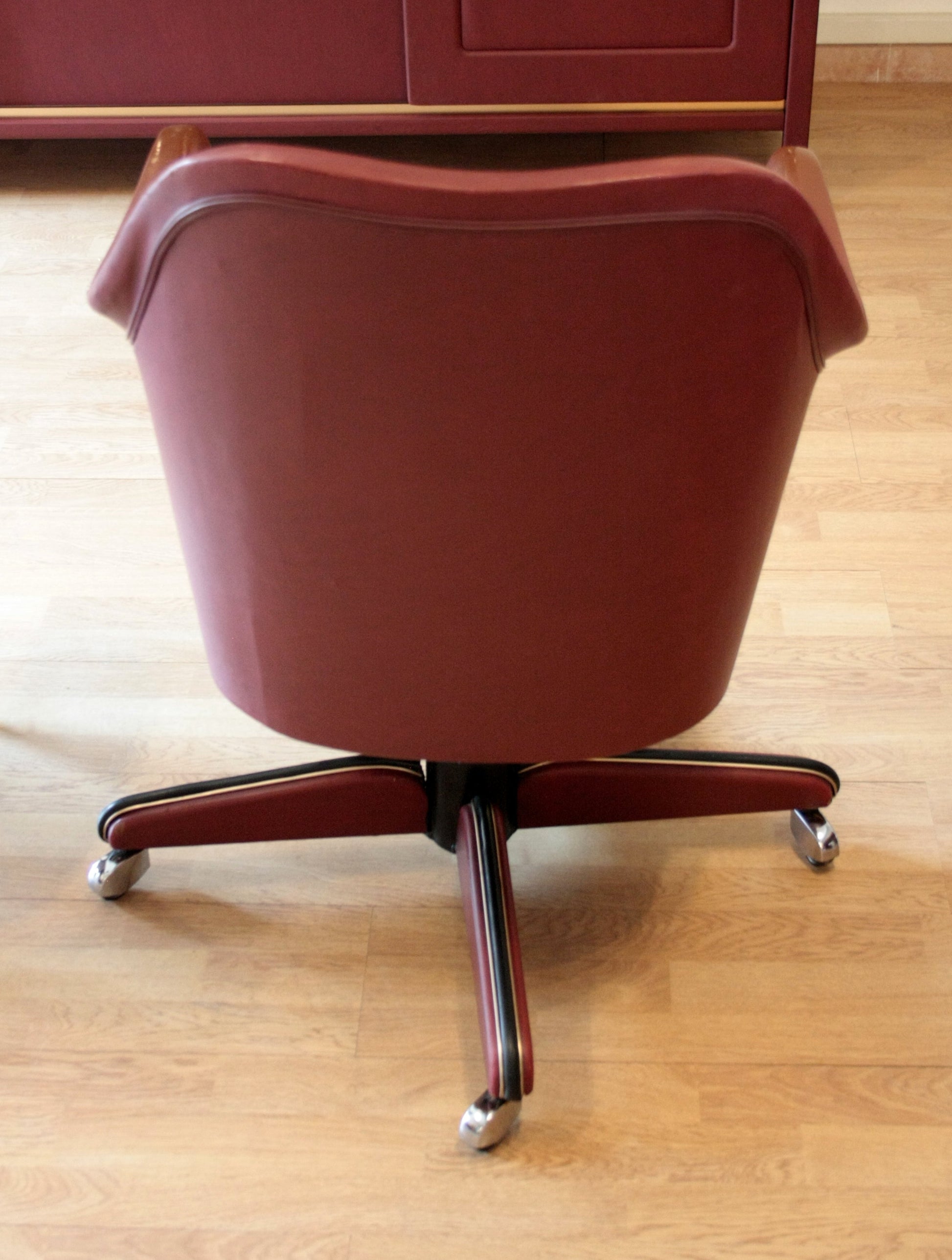 Sedia girevole in similpelle bordeaux di Umberto Mascagni in set scrivania anni 1950