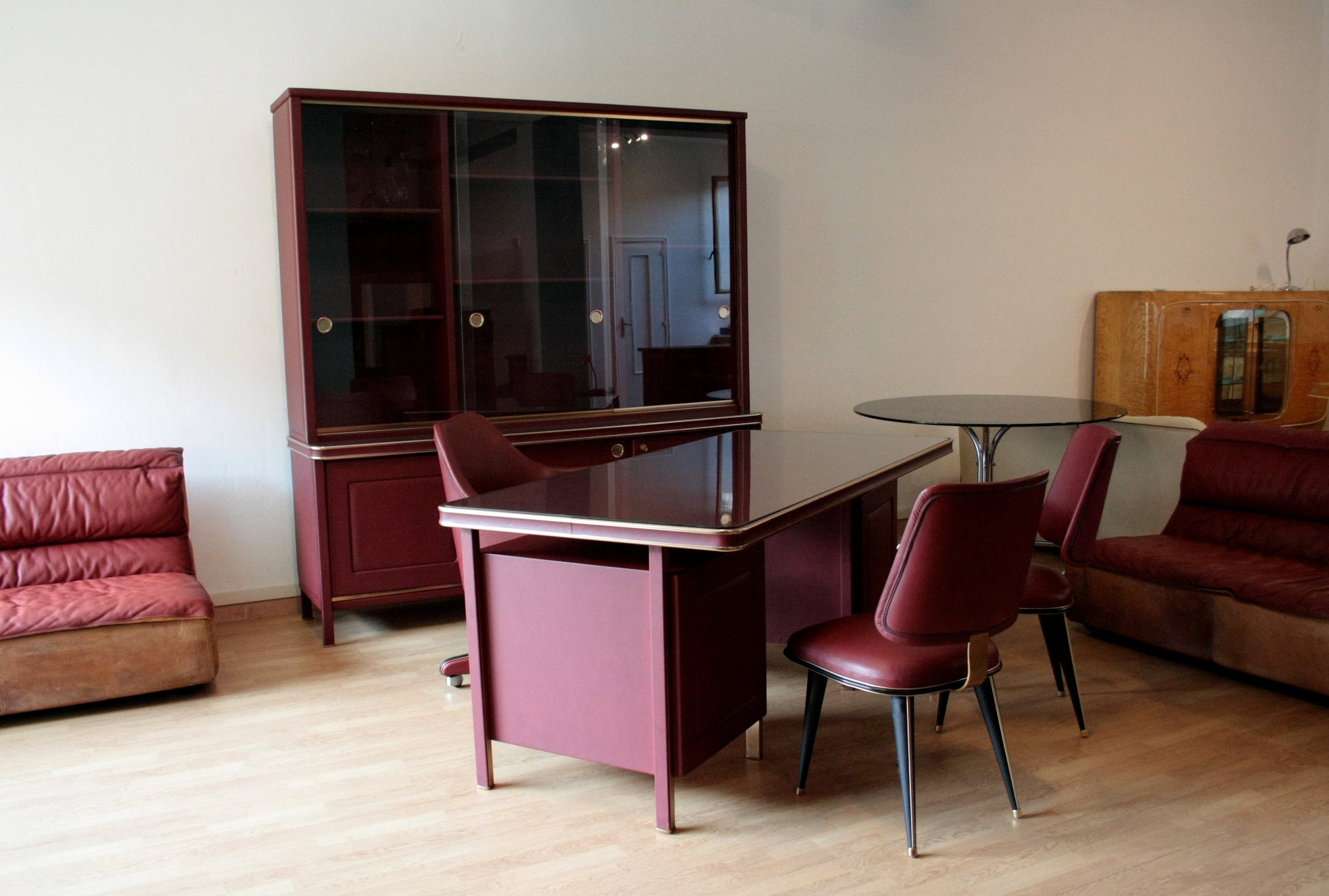 Set scrivania e tre sedie di Umberto Mascagni in similpelle Bordeaux, stile anni 1950 Italia