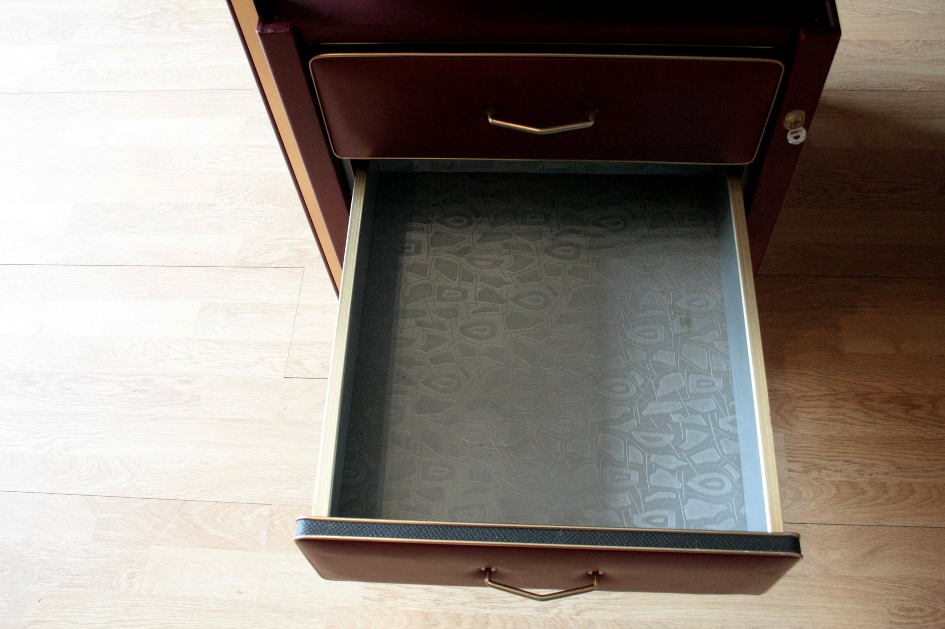 Cassetto aperto in similpelle bordeaux con hardware dorato di umberto mascagni set scrivania