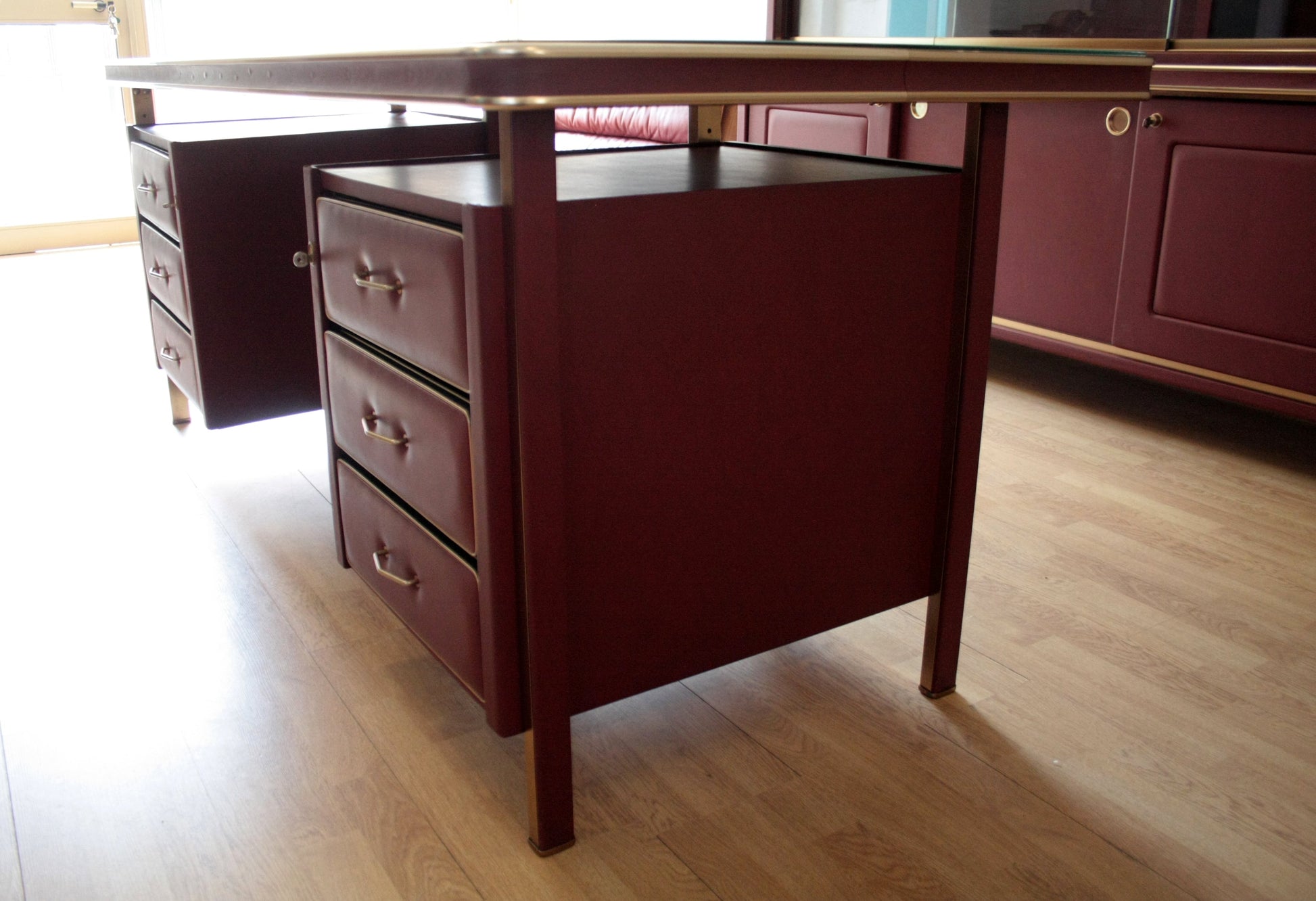 Scrivania con cassetti in similpelle bordeaux di Umberto Mascagni, set scrivania elegante