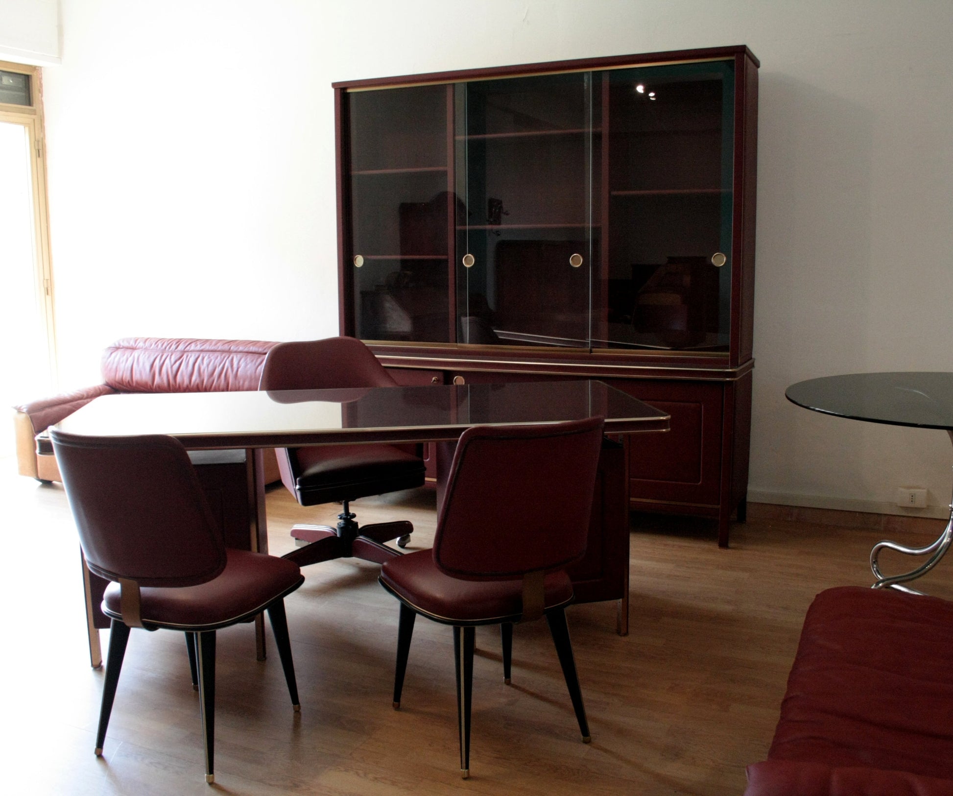 Maroon office furniture set by Umberto Mascagni with similpelle bordeaux and ottone