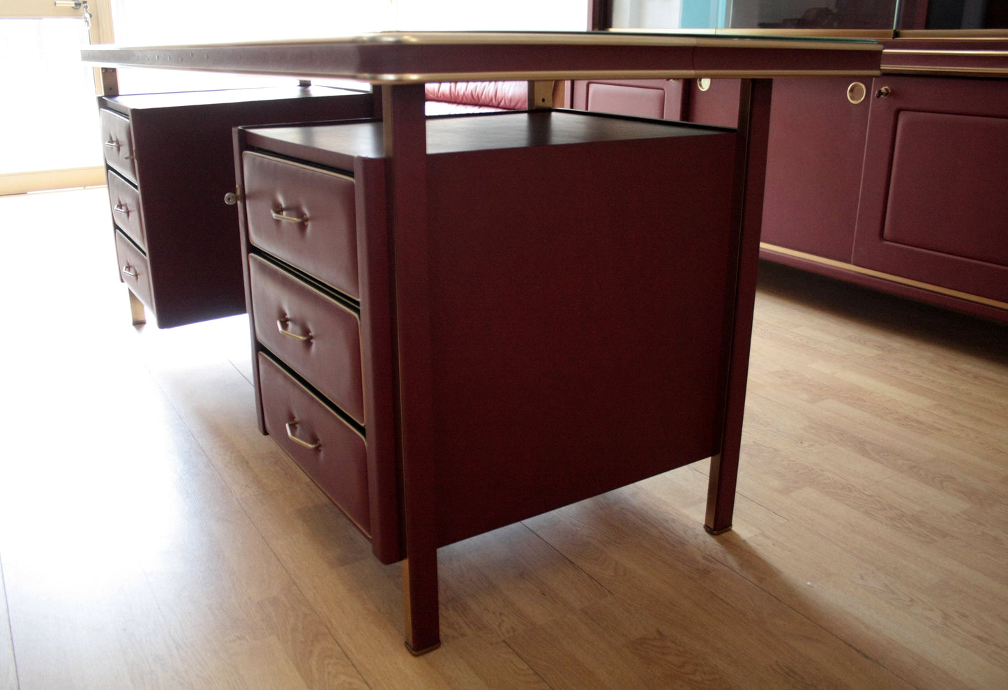 Scrivania in similpelle bordeaux di Umberto Mascagni nel Set Studio Umberto Italia 1950