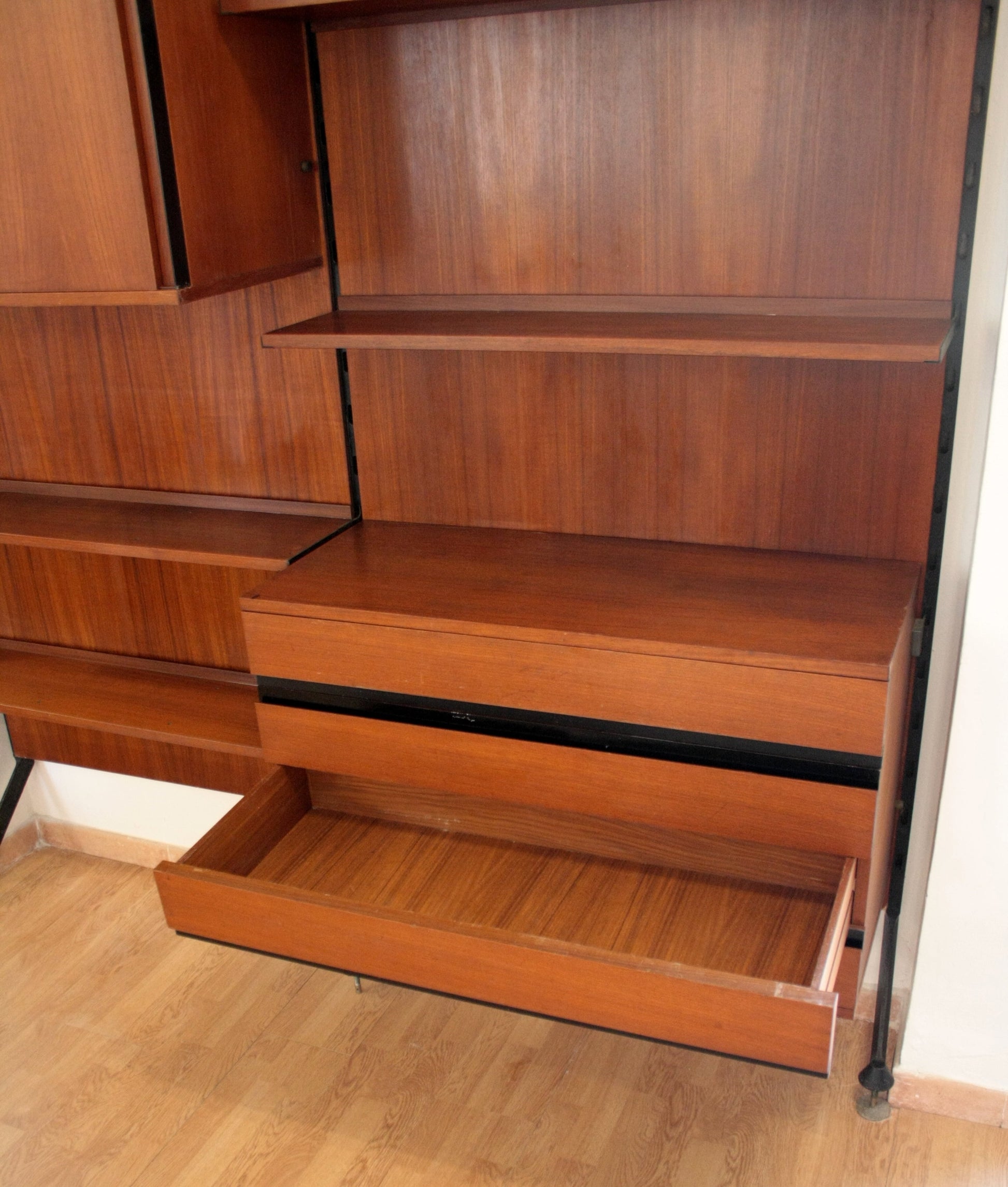 Alt text di una libreria parete modulare Urio con scaffale in legno di Luisa Parisi