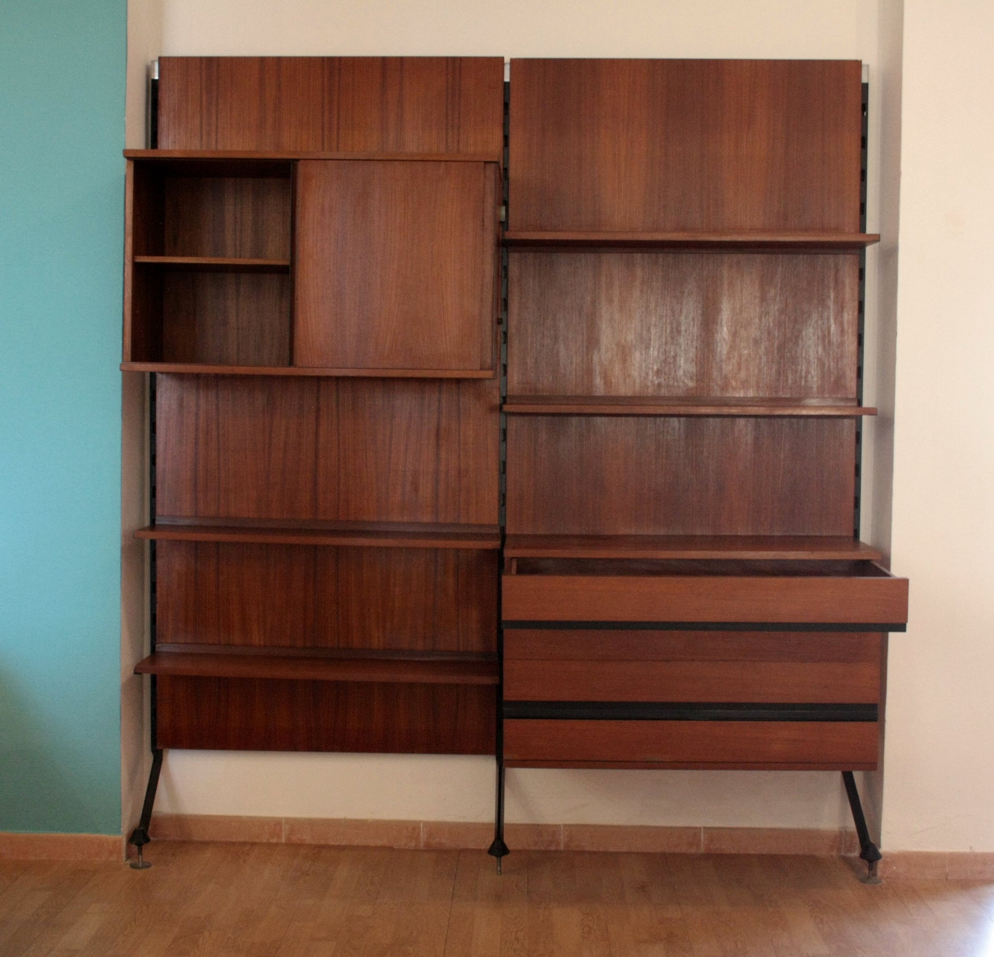 Foto di parete modulare Urio in legno di Luisa Parisi, libreria due moduli Italy 60s