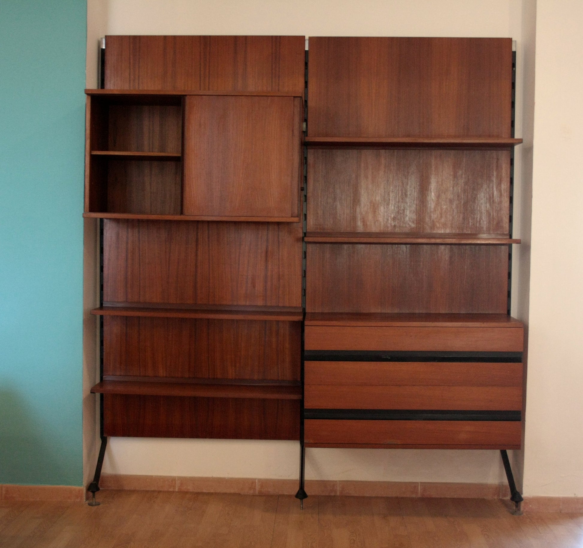 Foto di parete modulare Urio in legno di Luisa Parisi, libreria due moduli Italia 60’s