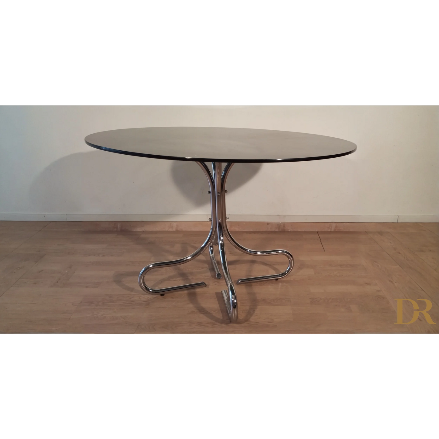 Tavolino da caffè in acciaio cromato con ripiano rotondo, design italiano elegante