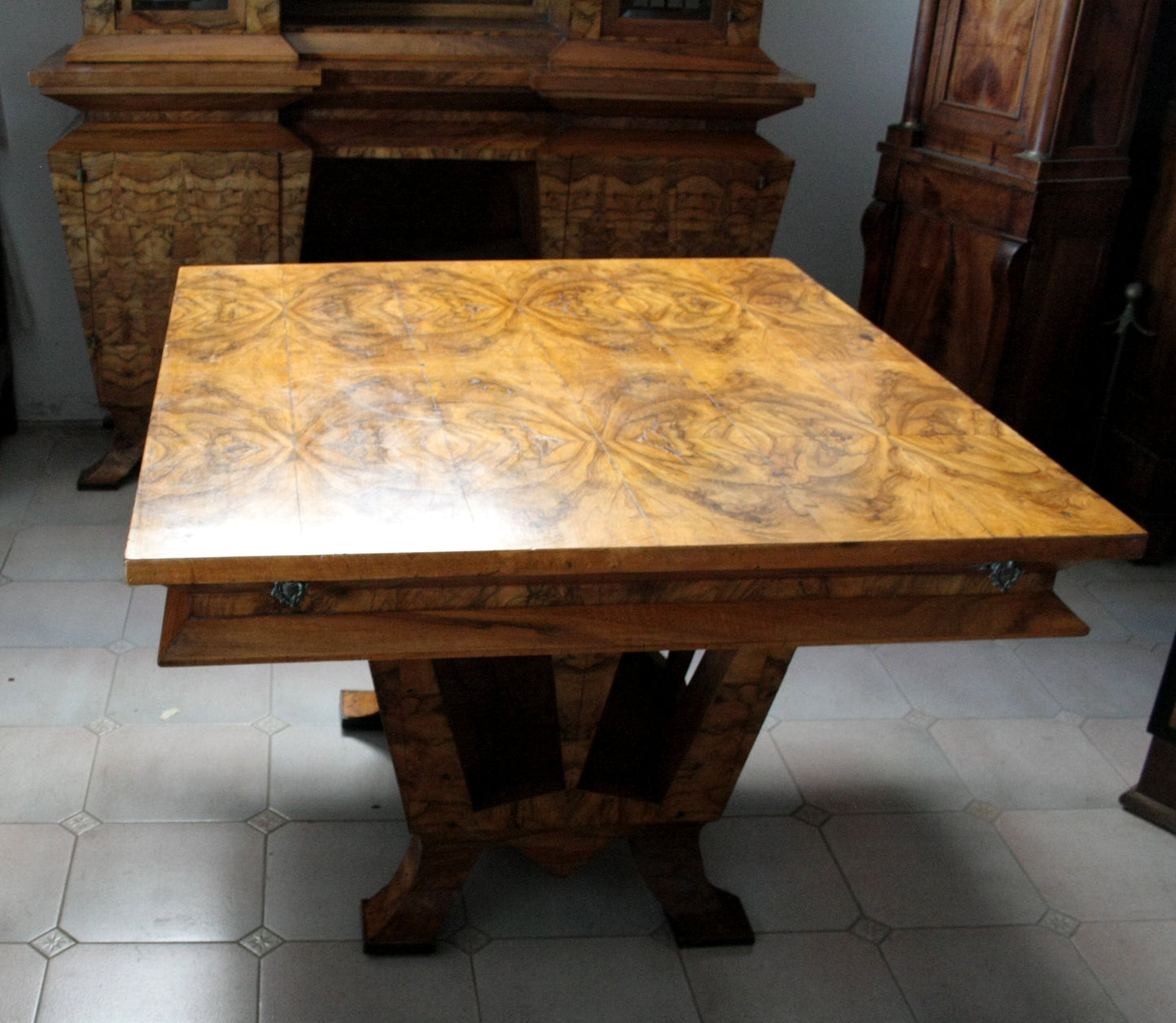 Tavolo Art Decò in legno ornato, Casa, realizzato per il ministro Bottai 1933