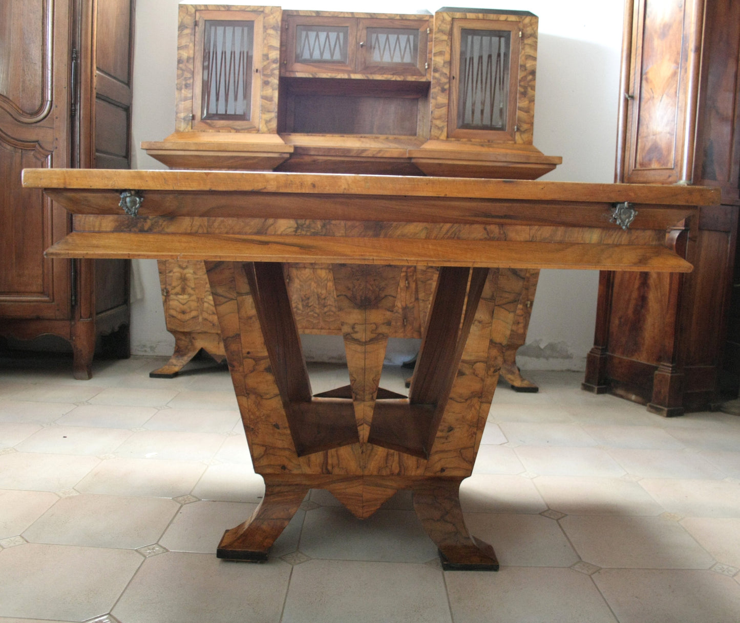 Tavolo art Decò in legno ornato, realizzato per il ministro Bottai nel 1933