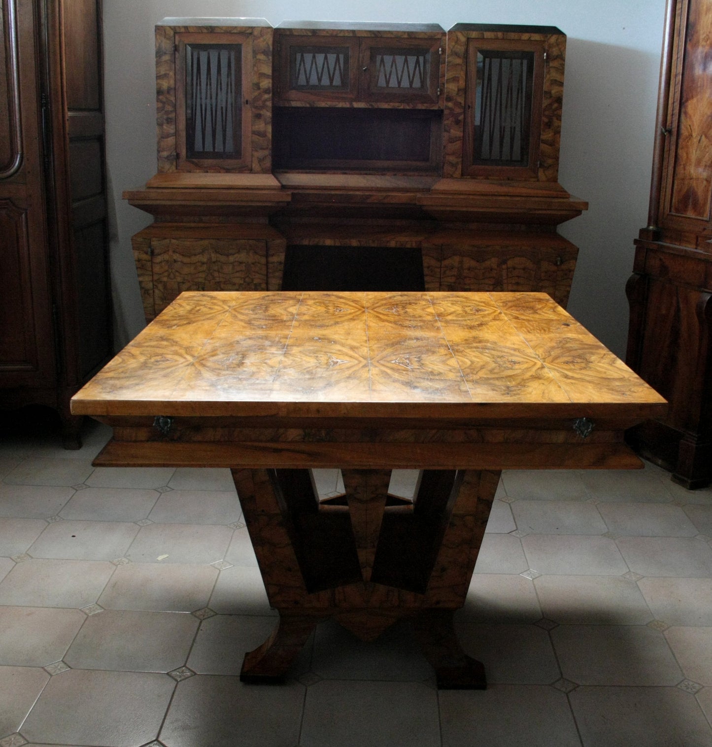 Tavolo art decò in legno ornato, realizzato per il ministro Bottai, perfetto per casa