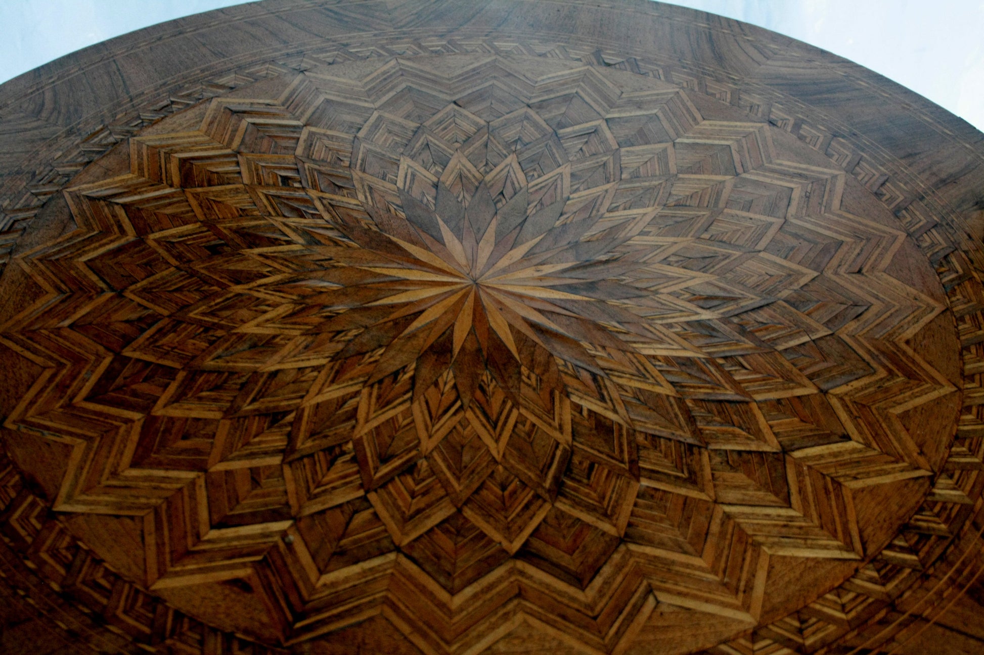 Dome in legno con motivi geometrici, perfetto per casa con centro intarsiato Italia