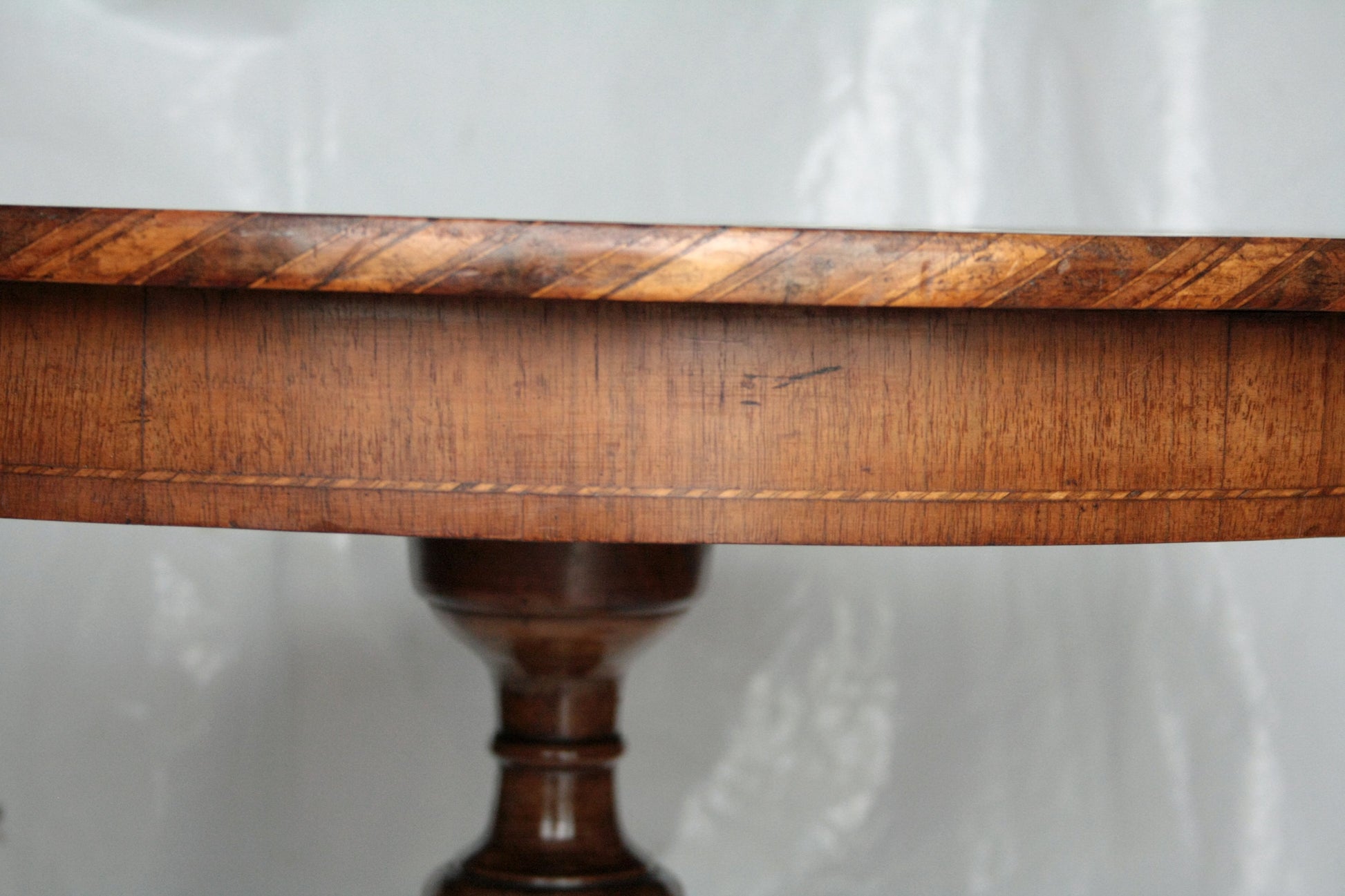 Tavolo da centro intarsiato Italia prima del 1890 con motivi geometrici e edge striped