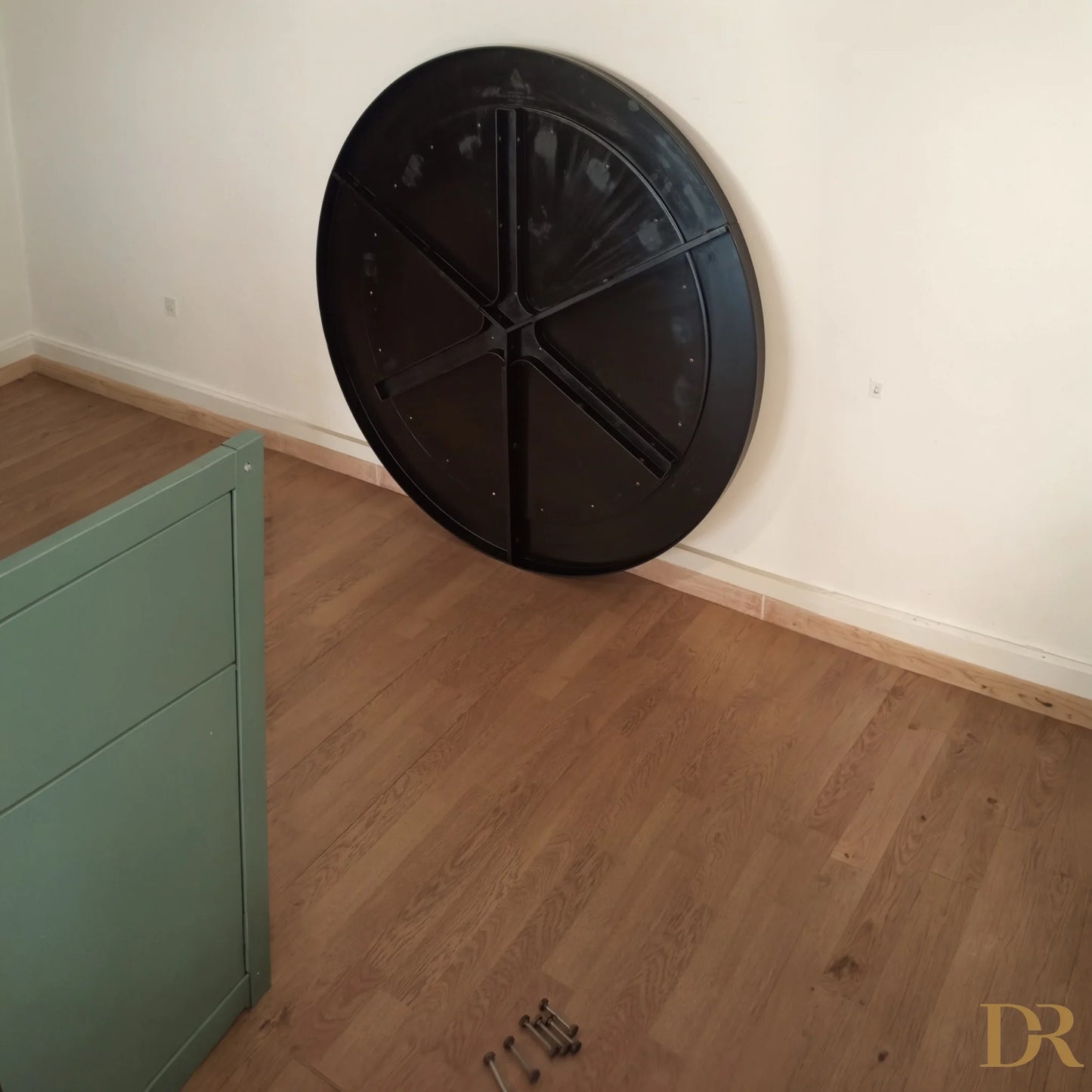 Orologio in metallo nero su Tavolo Desco di Achille Castiglioni per Zanotta anni ’70