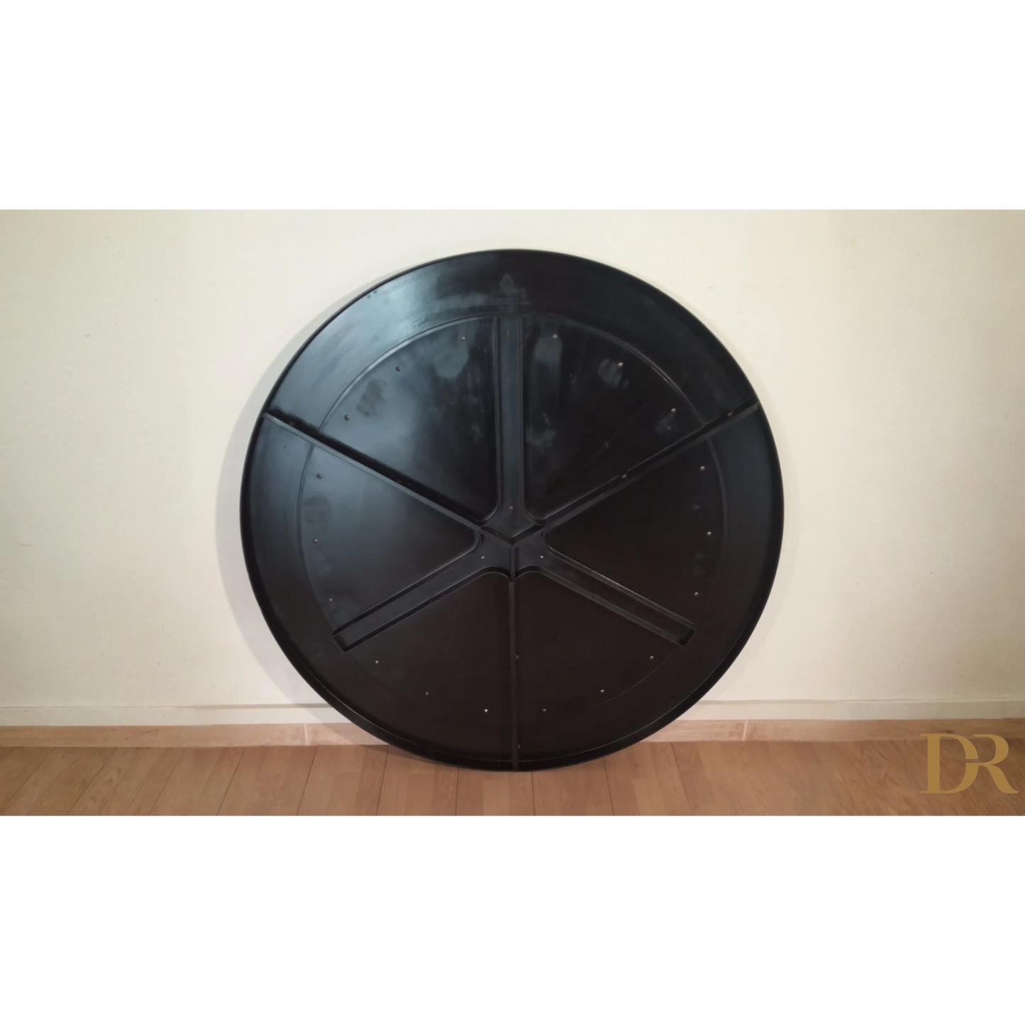 Grande ruota in metallo nero con quattro raggi del Tavolo Desco di Achille Castiglioni